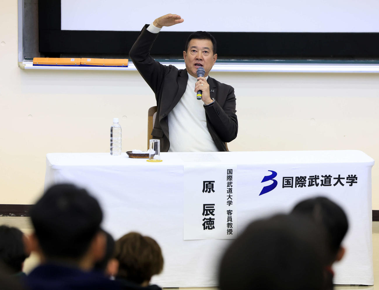 国際武道大スポーツ戦略論の講義で手ぶり身ぶりで話す原辰徳客員教授（撮影・浅見桂子）