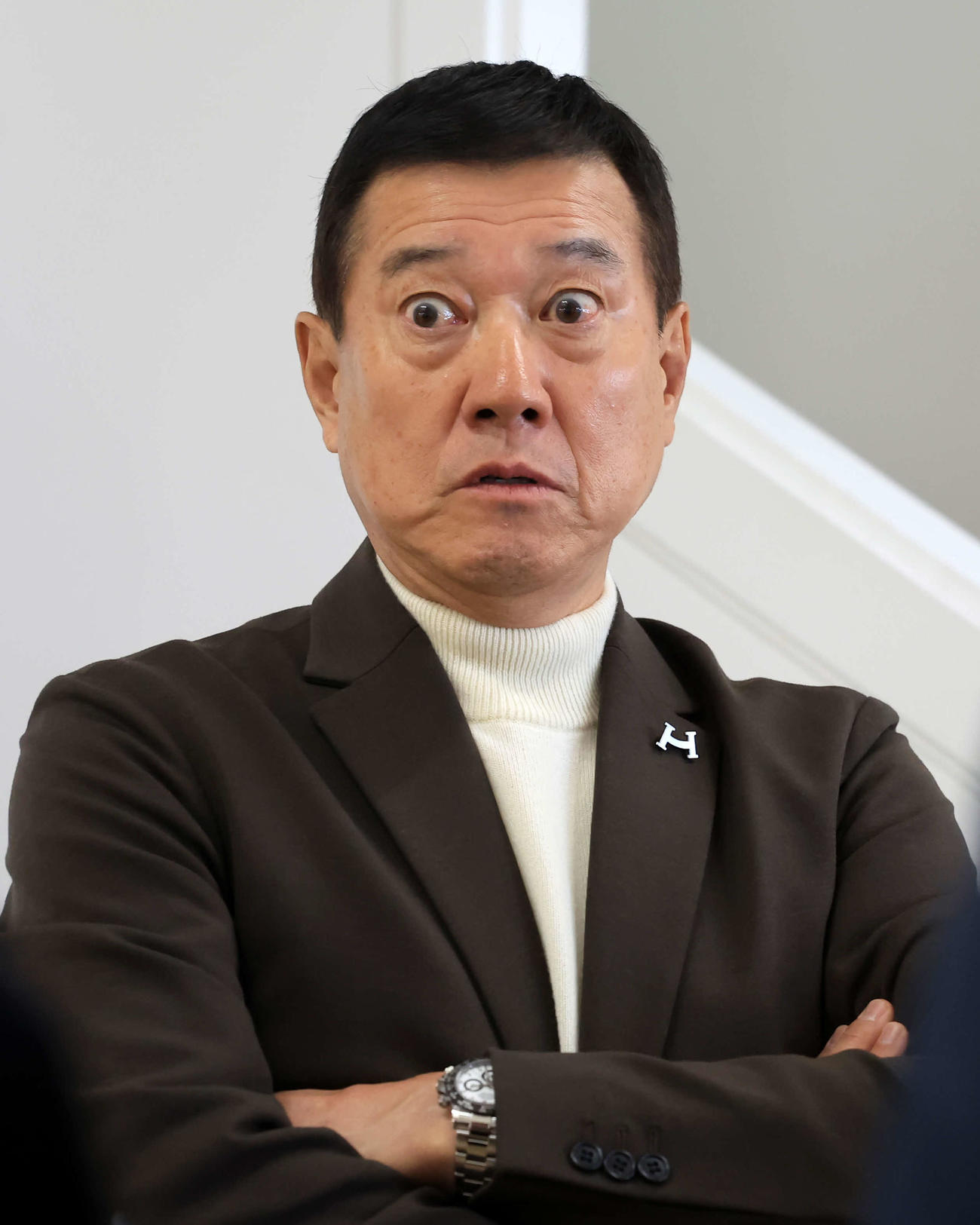 国際武道大スポーツ戦略論の講義を終えた原辰徳客員教授は報道陣の質問に答える（撮影・浅見桂子）