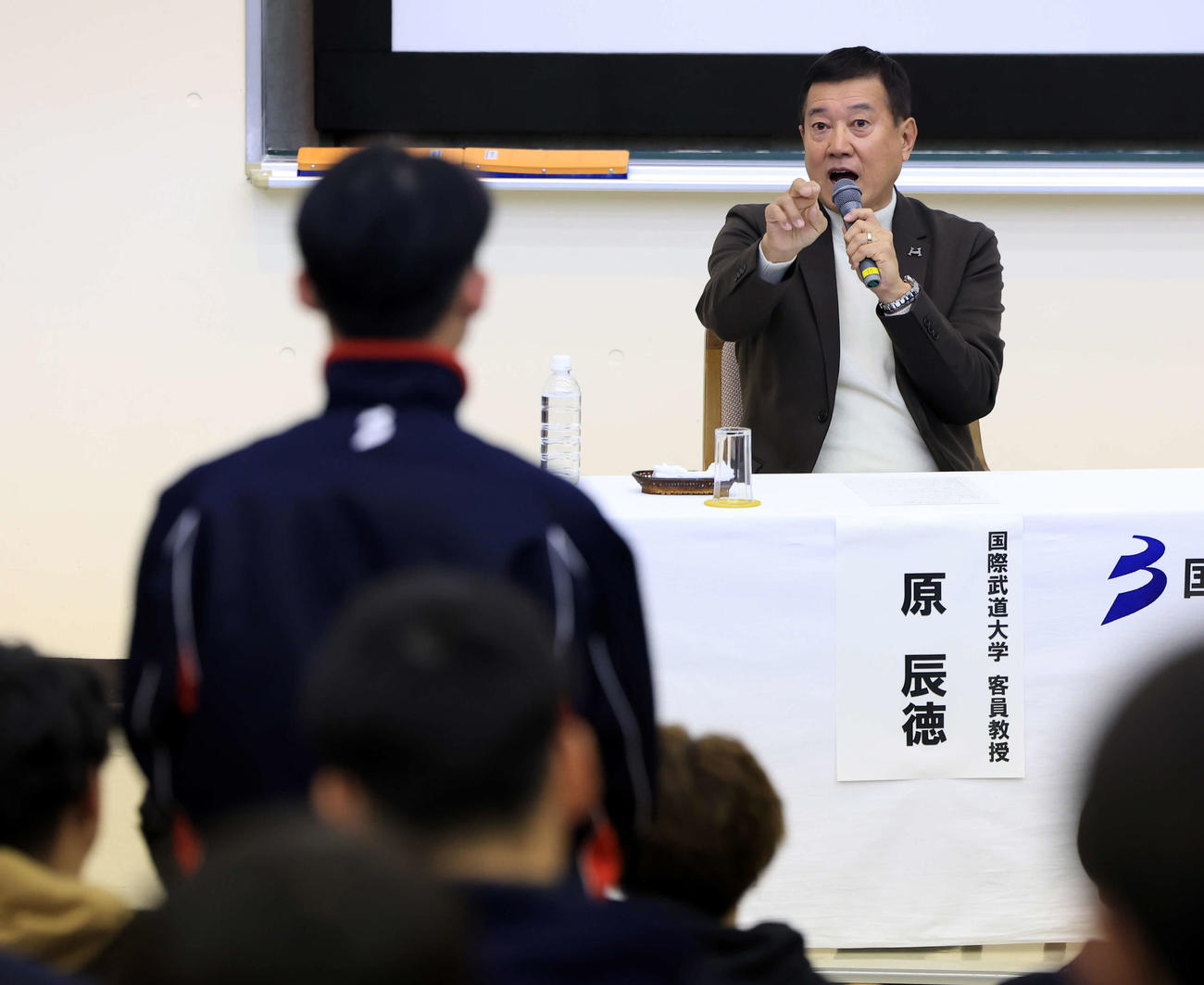国際武道大スポーツ戦略論の講義で生徒の質問に強い表情で答える原辰徳客員教授（撮影・浅見桂子）