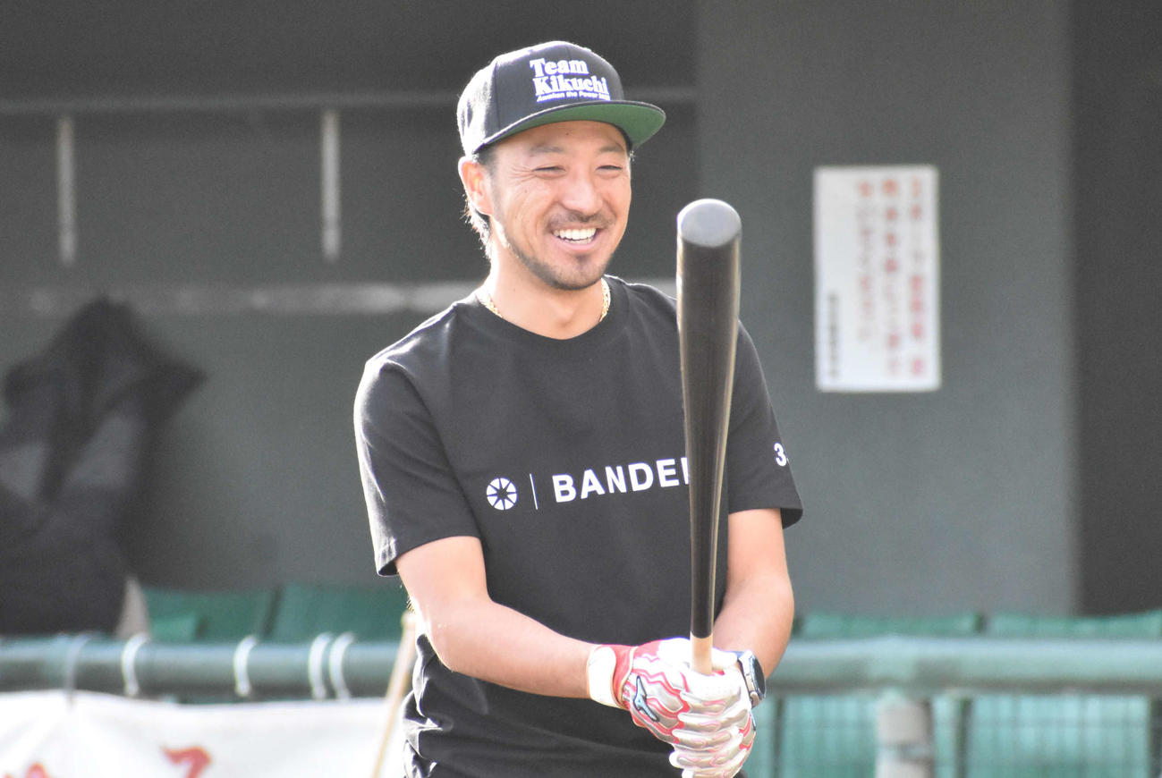 バットを手に持ち笑顔をみせる広島菊池（撮影・古財稜明）