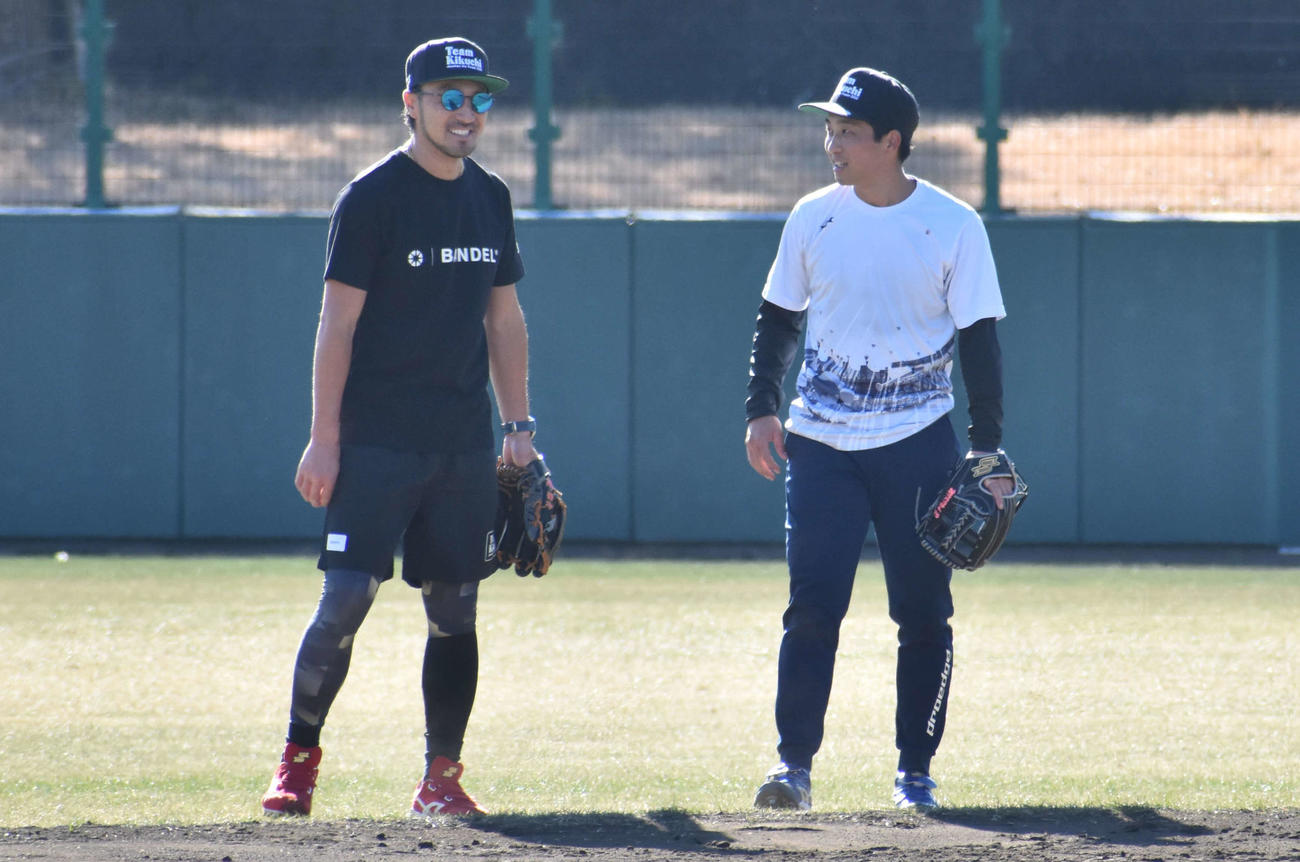 ノック中に広島菊池（左）から助言をもらう中日田中（撮影・古財稜明）