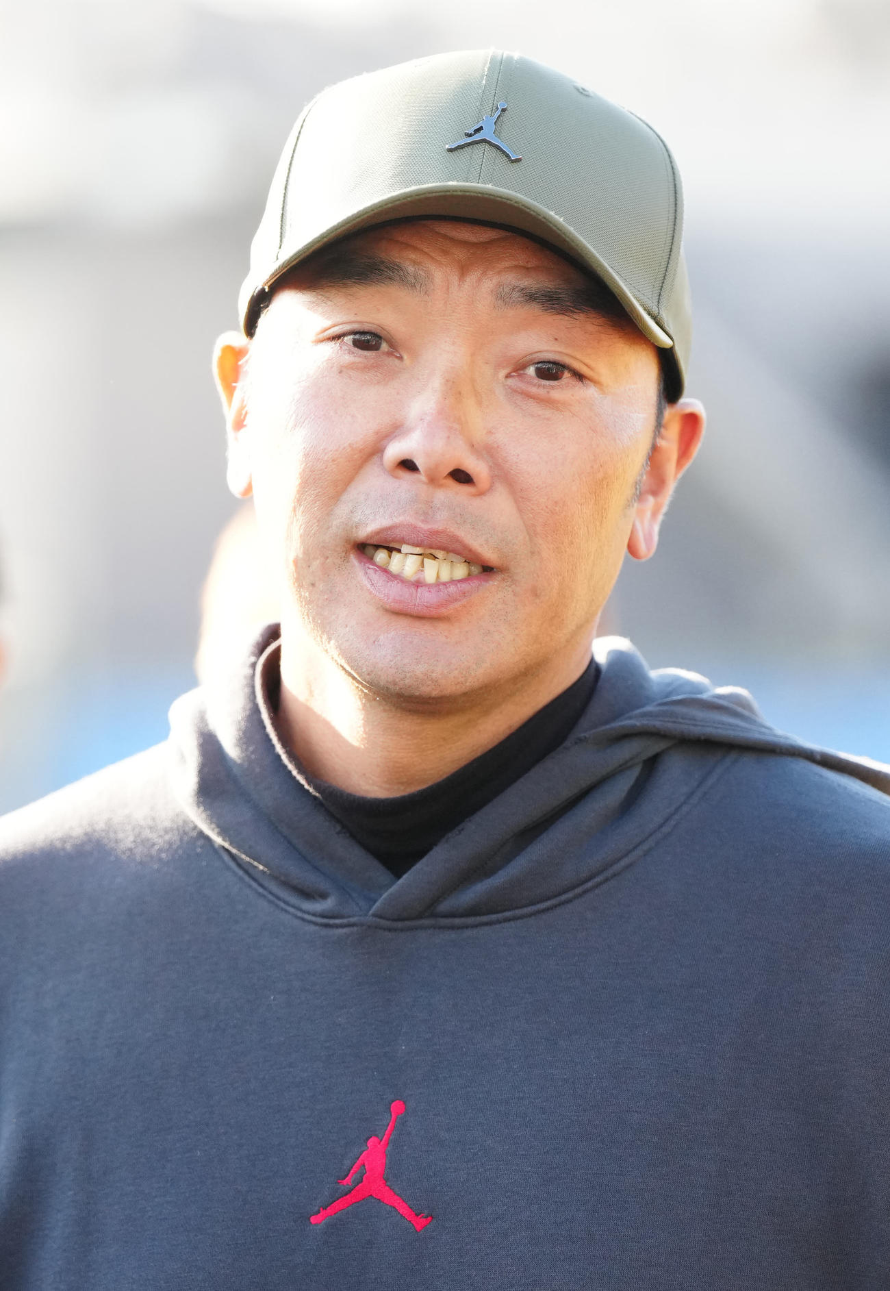 巨人新人合同自主トレの視察後、取材に応じる阿部監督（撮影・江口和貴）