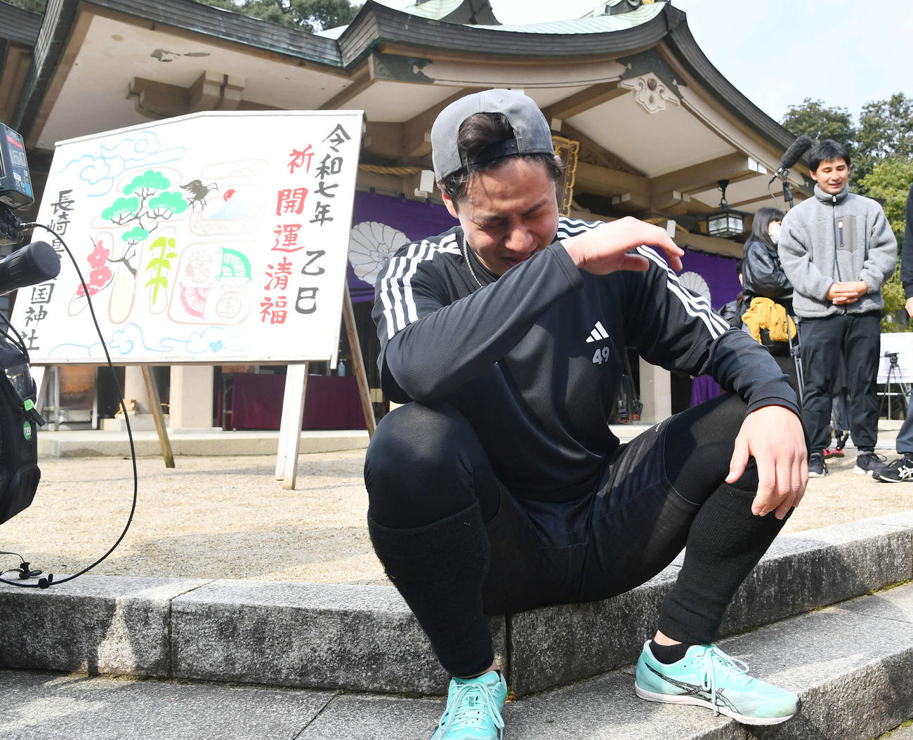 長崎県護国神社への坂道ダッシュを終え、疲れたようすの阪神大竹（撮影・岩下翔太）