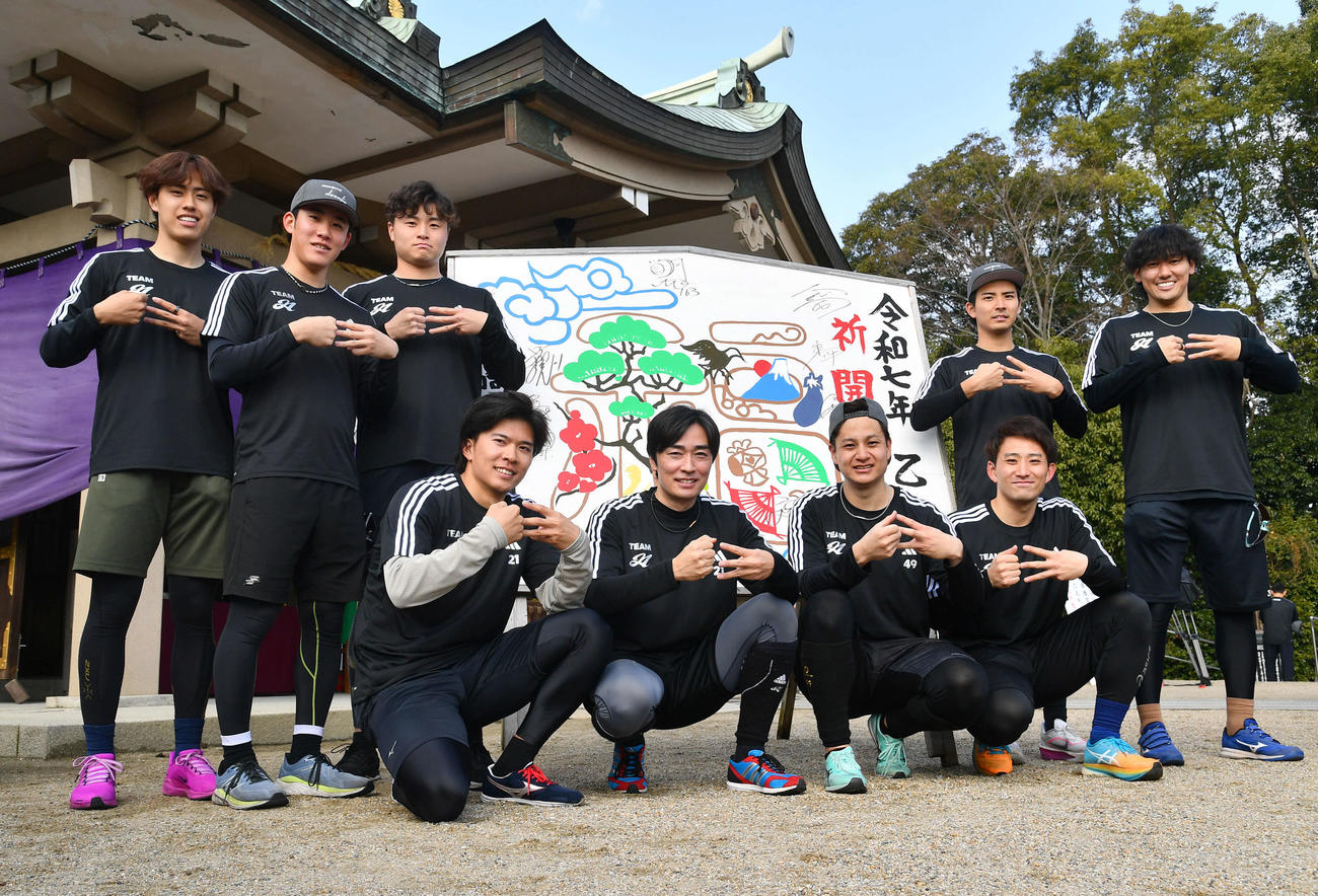 長崎県護国神社を参拝しサングラスポーズを決める、前列左から楽天早川、和田毅氏、阪神大竹、ロッテ小島、後方左からソフトバンク佐々木、阪神富田、ソフトバンク前田純、大野、ロッテ高野（撮影・岩下翔太）