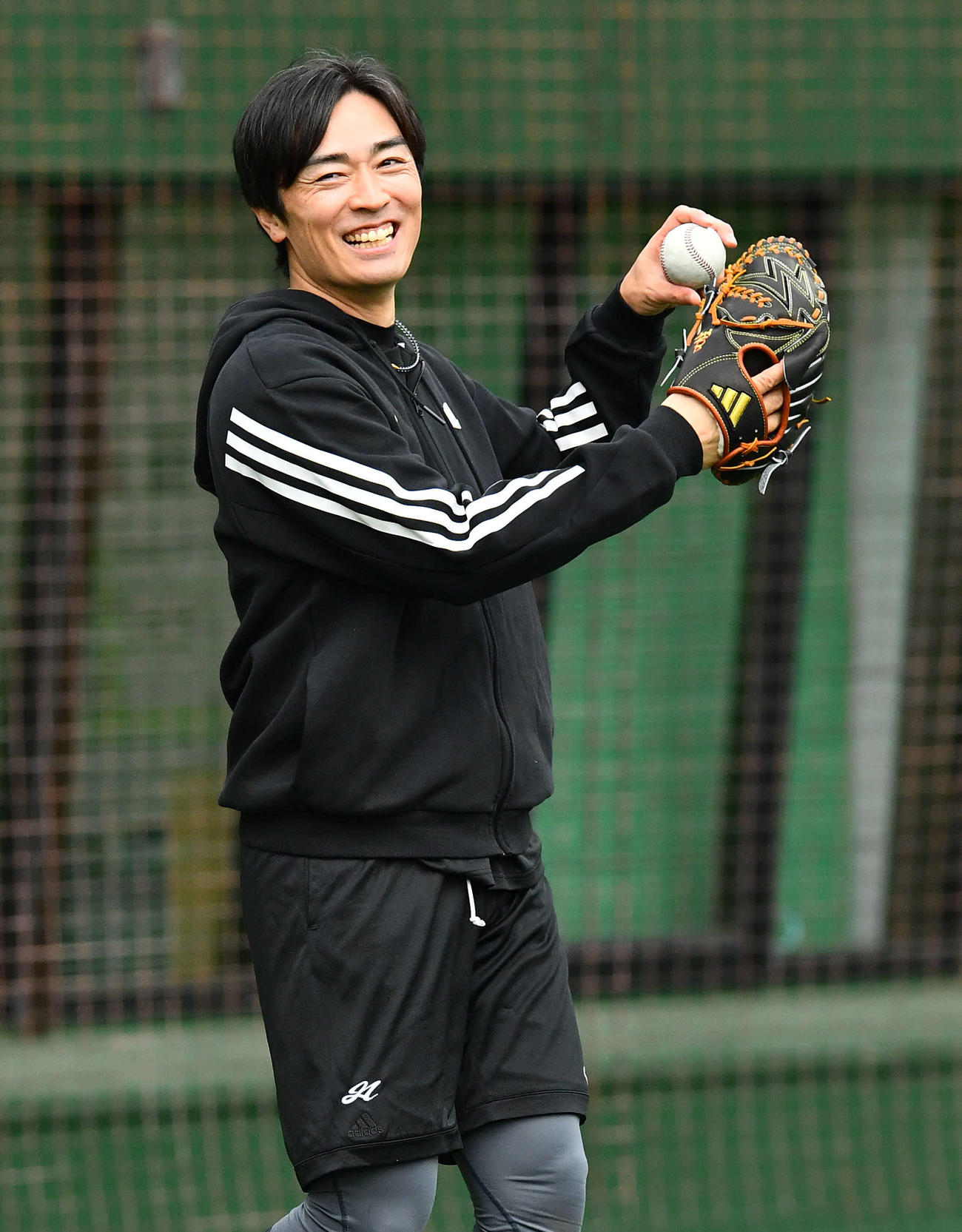 笑顔でキャッチボール行う和田毅氏（撮影・岩下翔太）