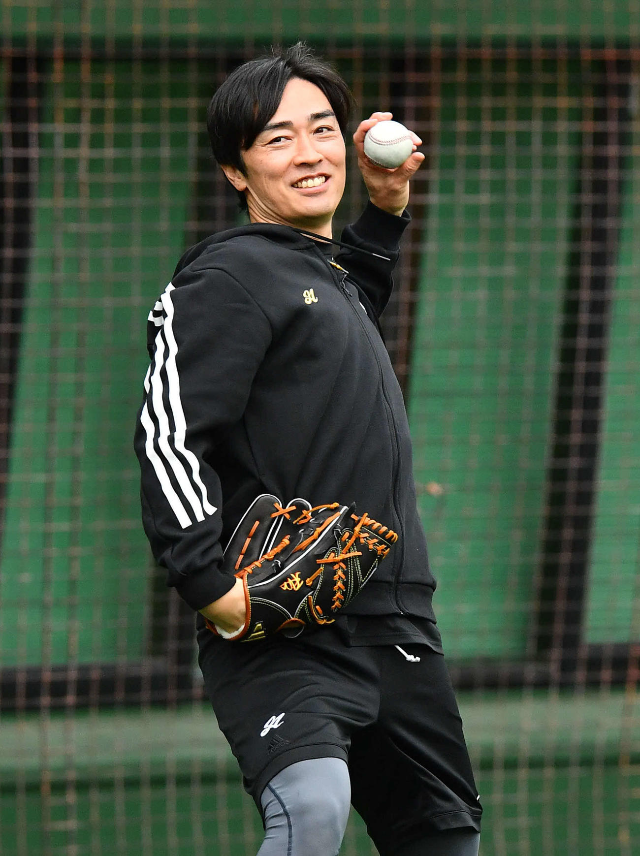 笑顔でキャッチボール行う和田毅氏（撮影・岩下翔太）