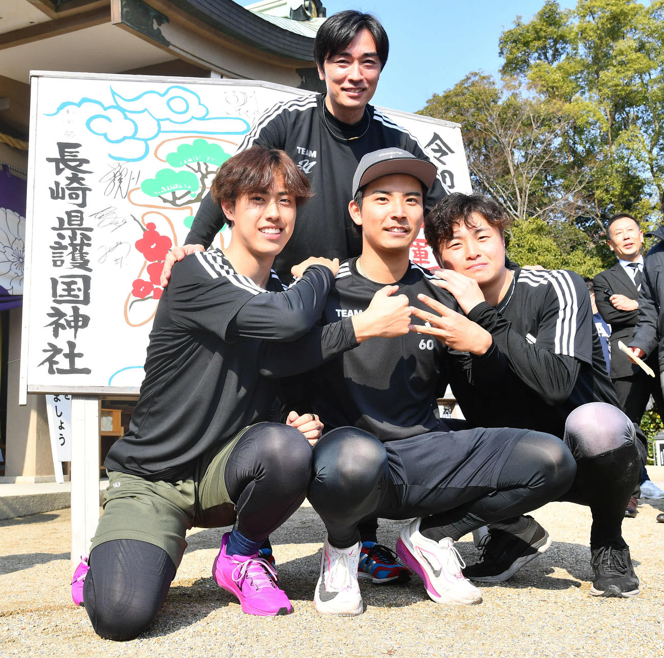 長崎県護国神社を参拝し和田毅氏（上）と仲良くポーズを決める、左からソフトバンク佐々木、大野、前田純（撮影・岩下翔太）