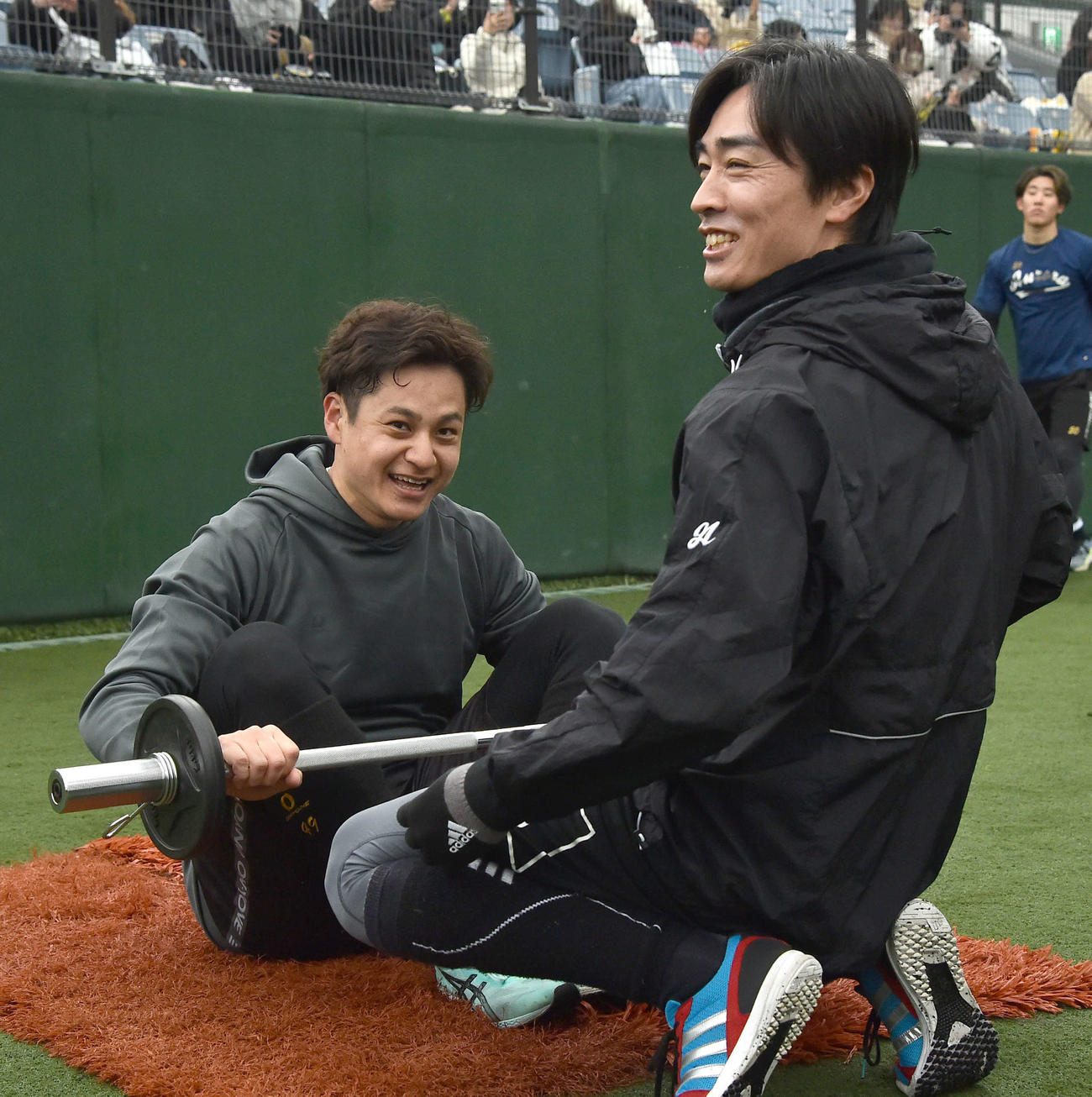トレーニング中、和田毅氏（右）と笑顔を見せる阪神大竹（撮影・岩下翔太）