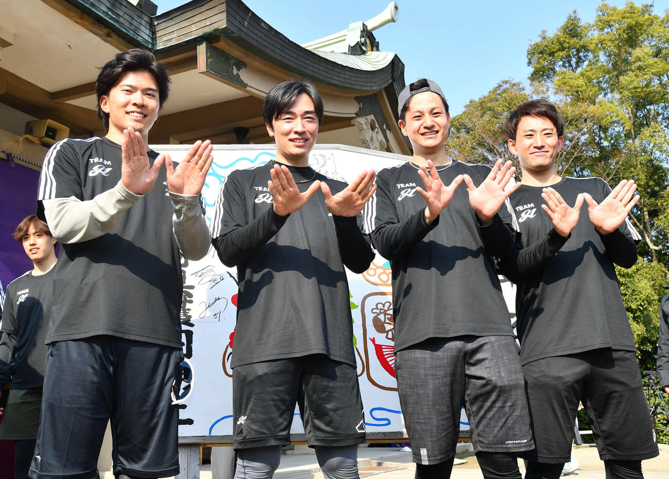 長崎県護国神社を参拝し早稲田のWポーズを決める、左から楽天早川、和田毅氏、阪神大竹、ロッテ小島（撮影・岩下翔太）
