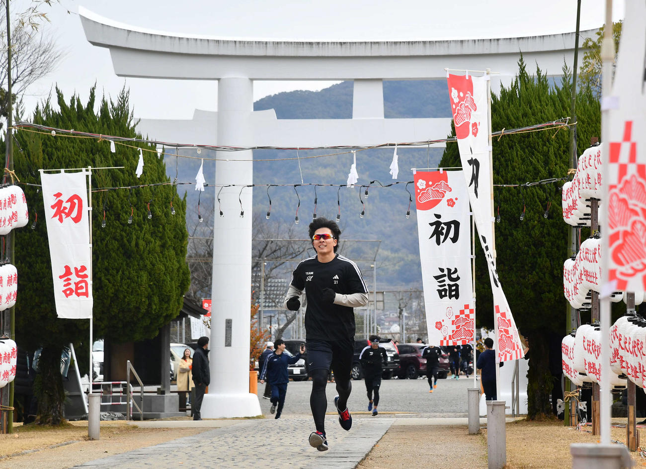 長崎県護国神社の境内に向かって駆け抜ける楽天早川（撮影・岩下翔太）