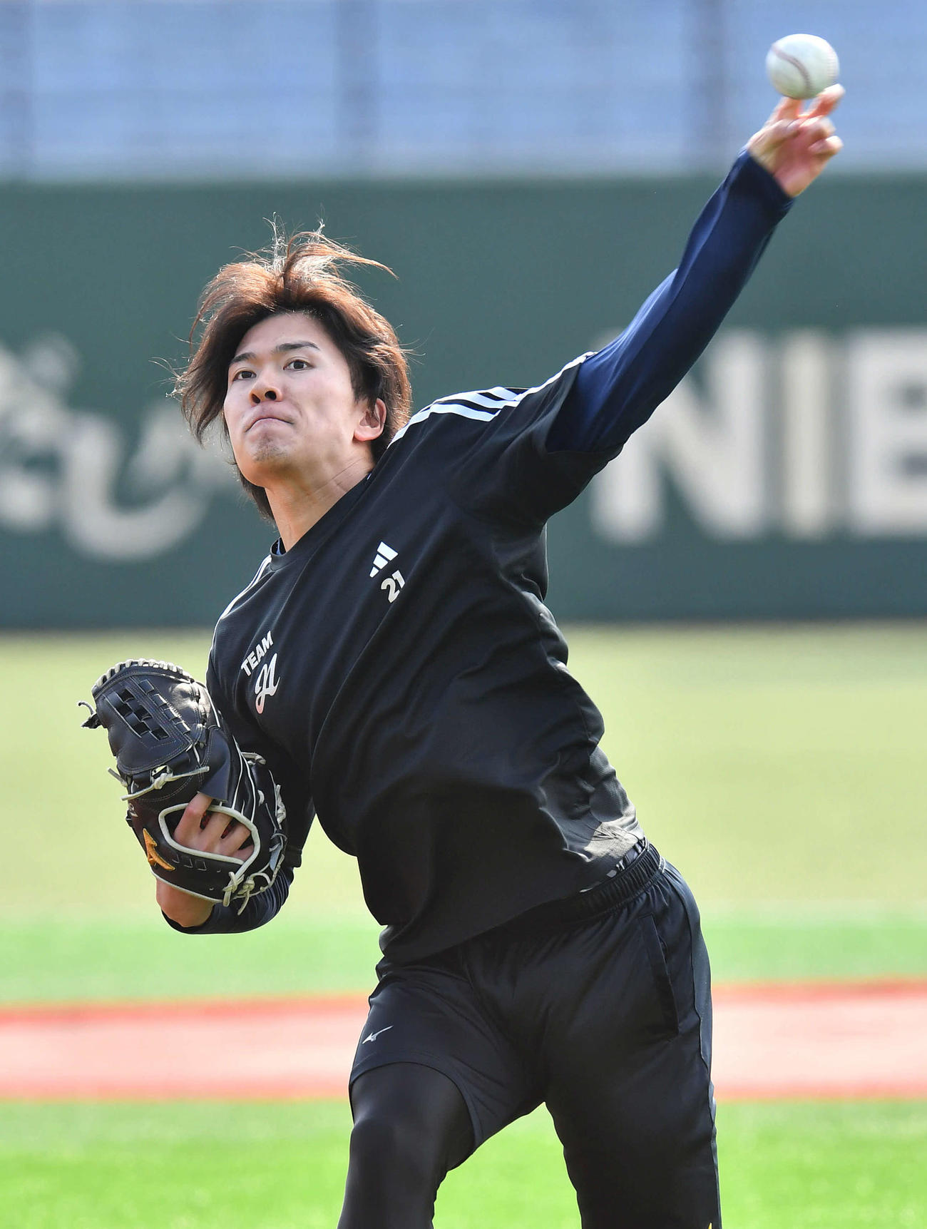 キャッチボールを行う楽天早川（撮影・岩下翔太）