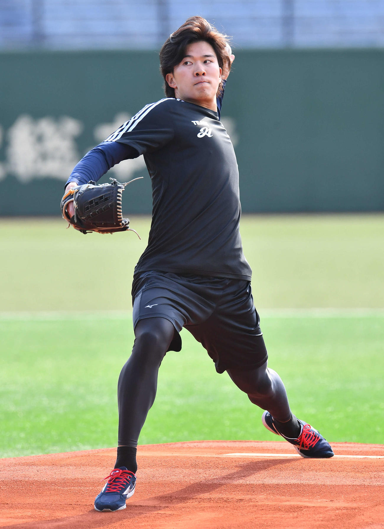 マウンドから投げ込む楽天早川（撮影・岩下翔太）