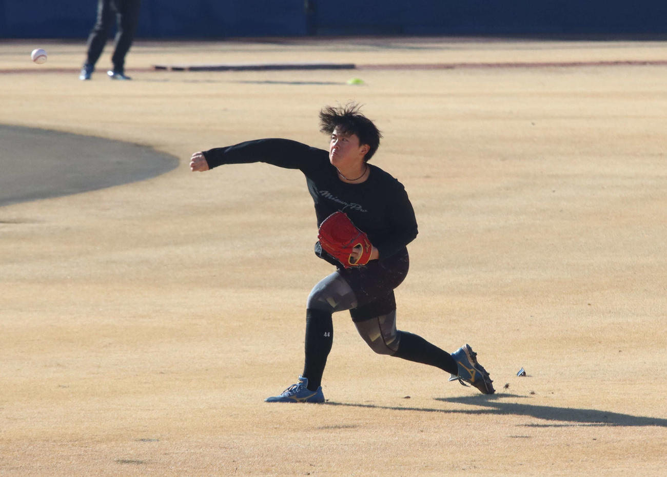 鎌ケ谷で遠投する日本ハム畔柳（撮影・永野高輔）