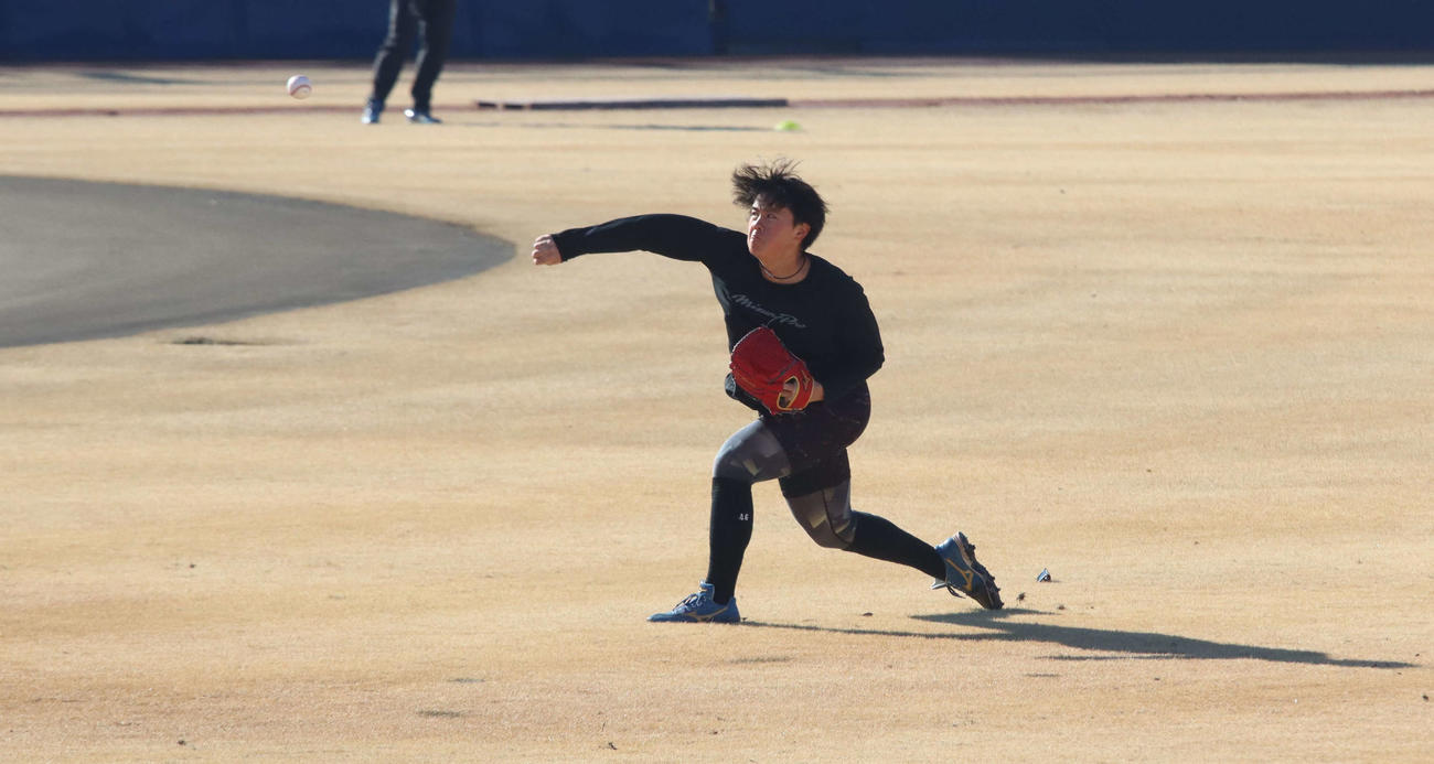 鎌ケ谷で遠投する日本ハム畔柳（撮影・永野高輔）