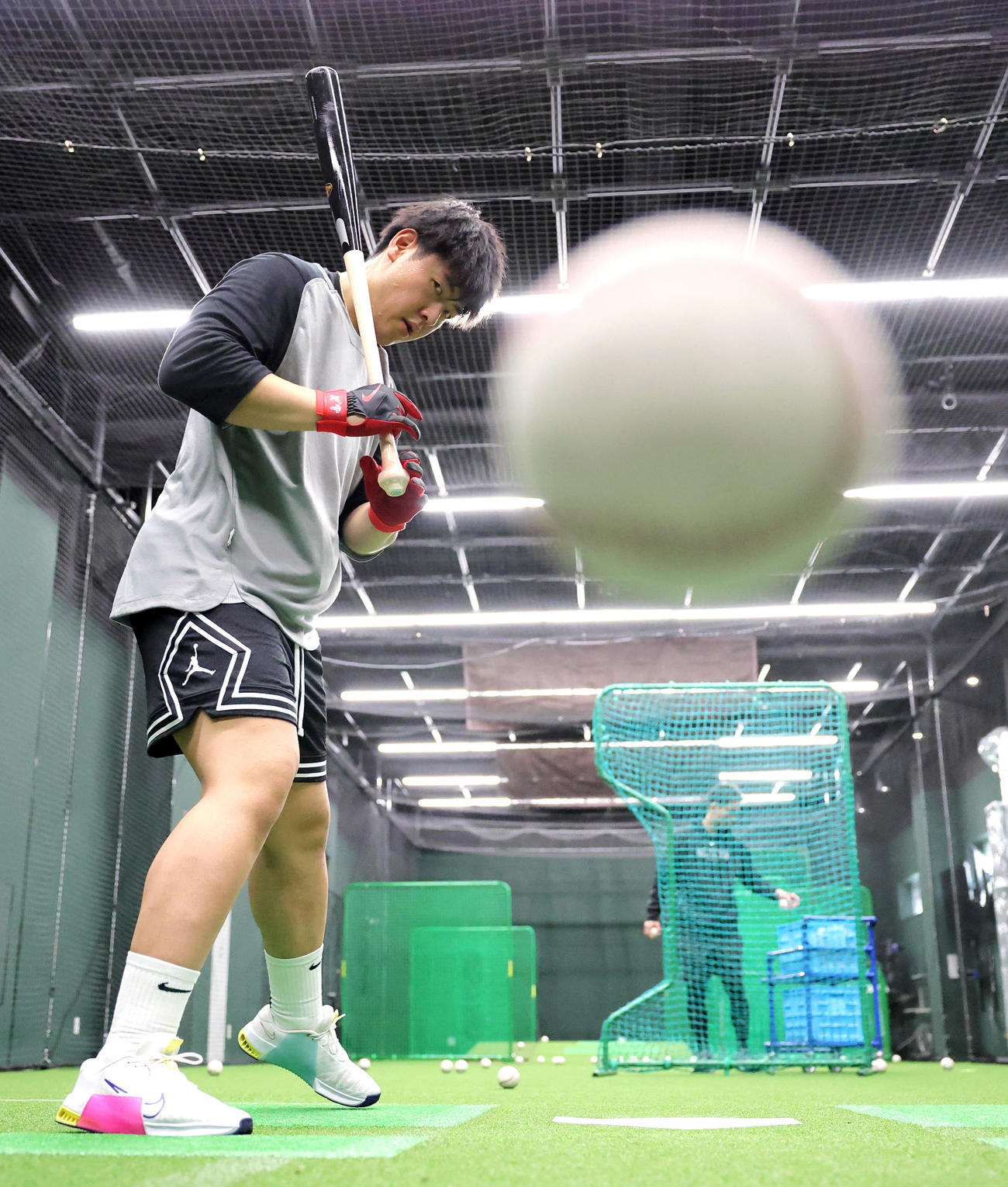 自主トレで打撃練習に臨む巨人岡本