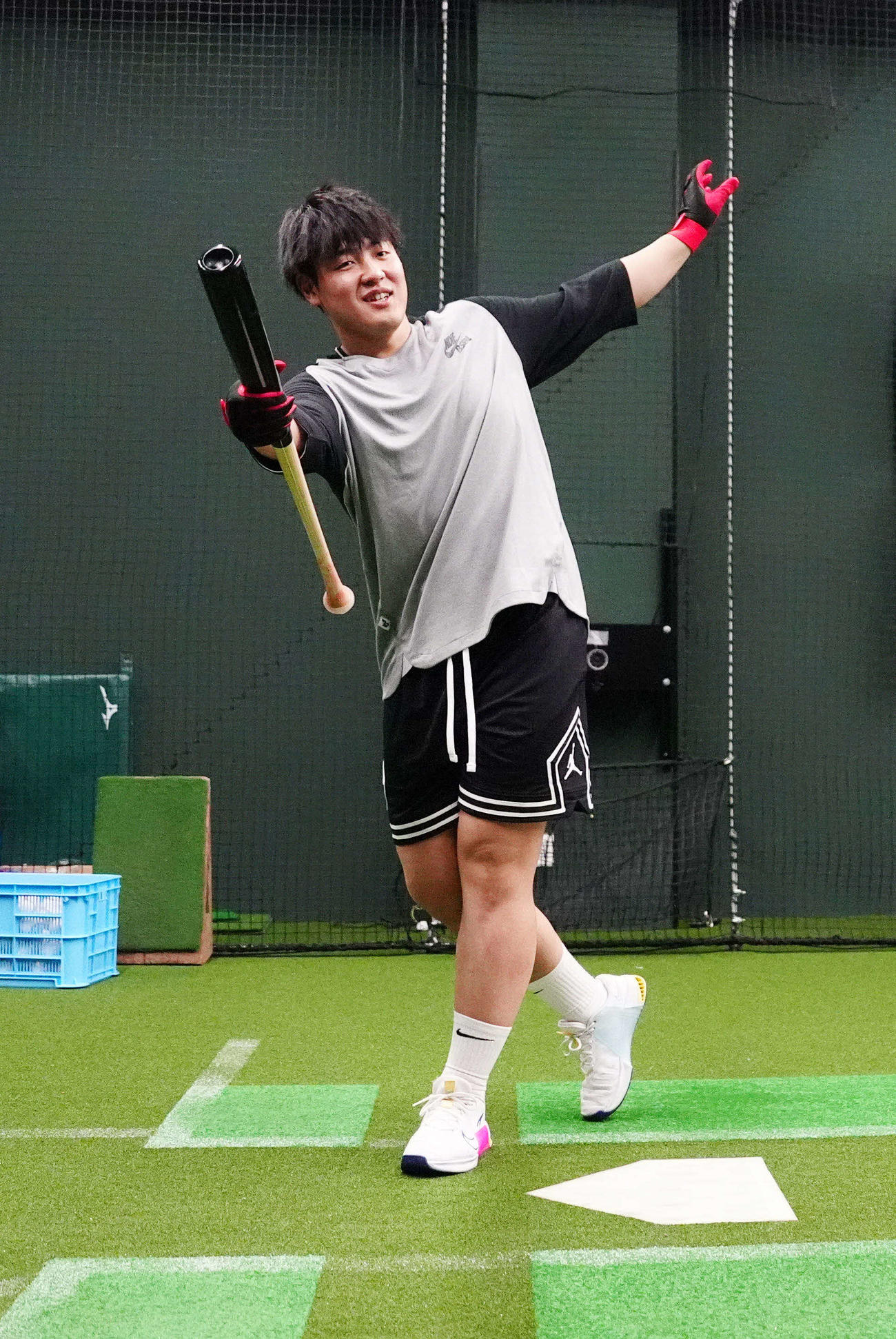 自主トレを公開した巨人岡本（撮影・江口和貴）