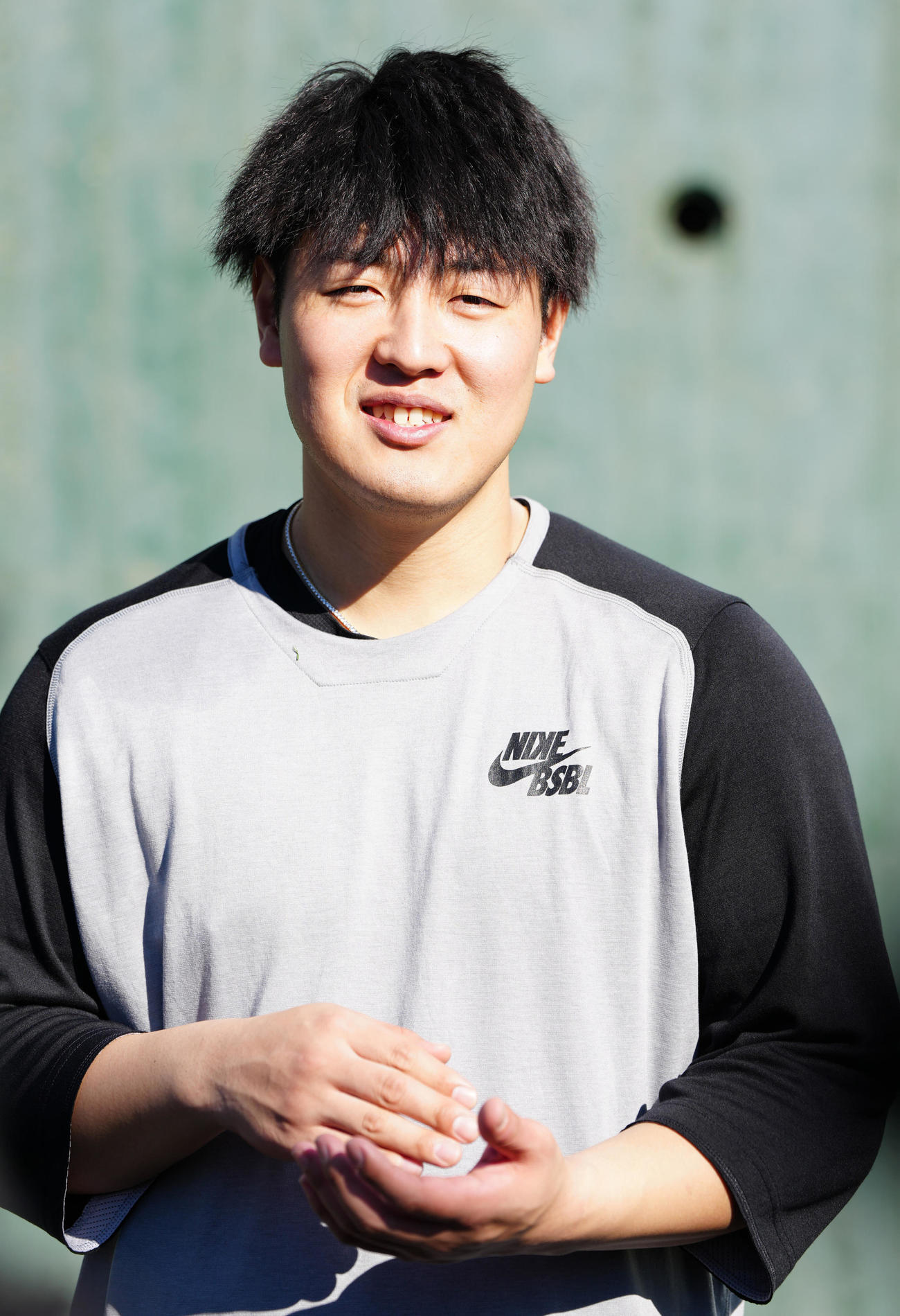 自主トレ公開後、取材に応じる巨人岡本（撮影・江口和貴）