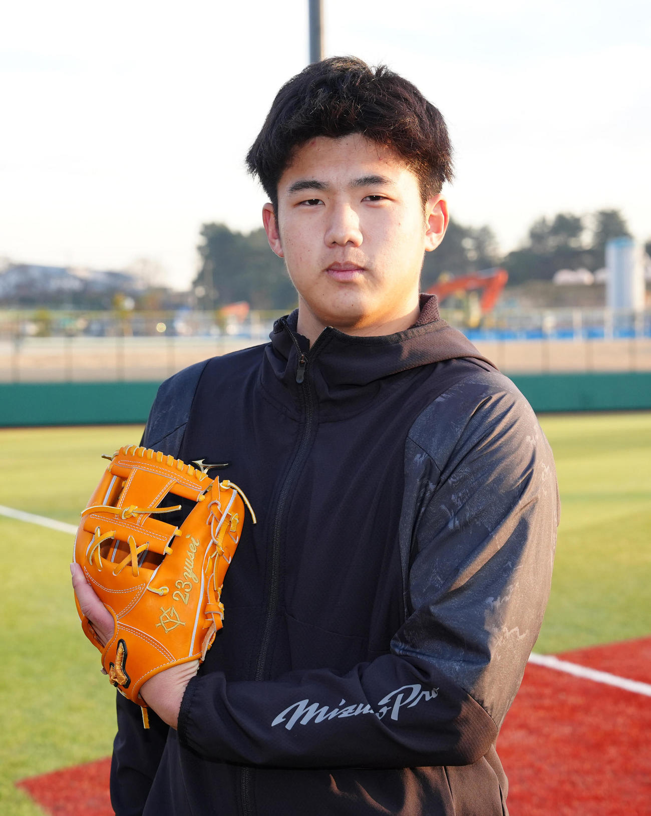 巨人新人合同自主トレ後、グラブを手に写真に納まる石塚（撮影・江口和貴）