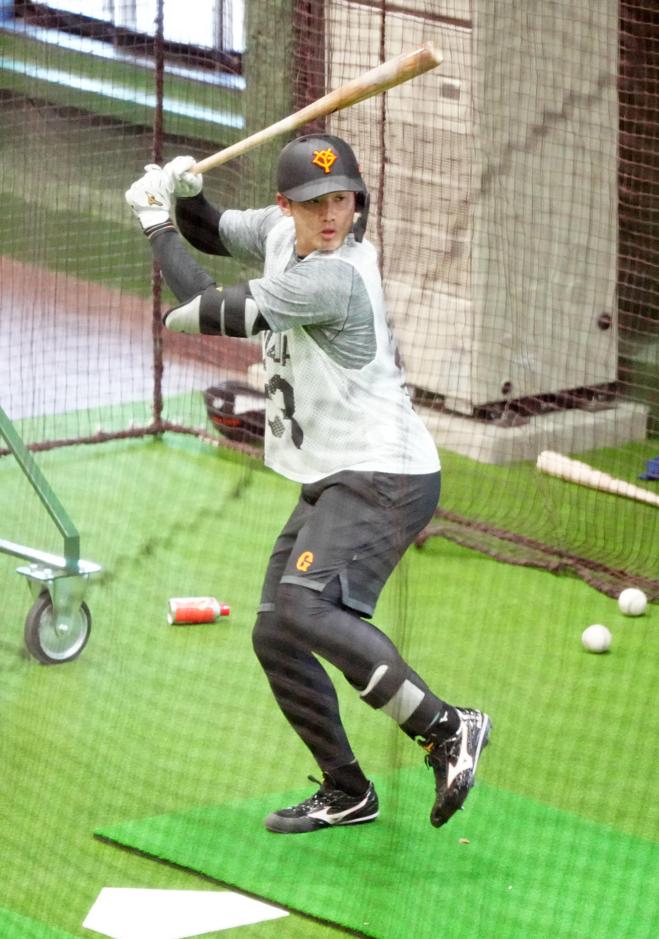 巨人新人合同自主トレで打撃練習に臨む石塚（撮影・江口和貴）
