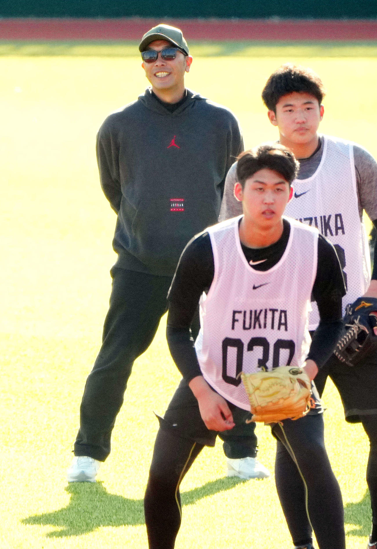 巨人新人合同自主トレを視察する阿部監督。手前左は吹田、同右は石塚（撮影・江口和貴）