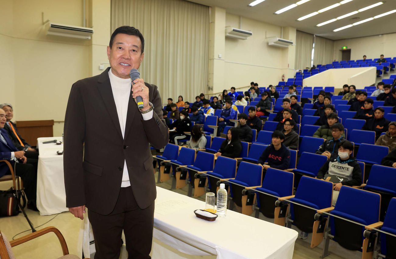 国際武道大スポーツ戦略論の講義であいさつする原辰徳客員教授（撮影・浅見桂子）