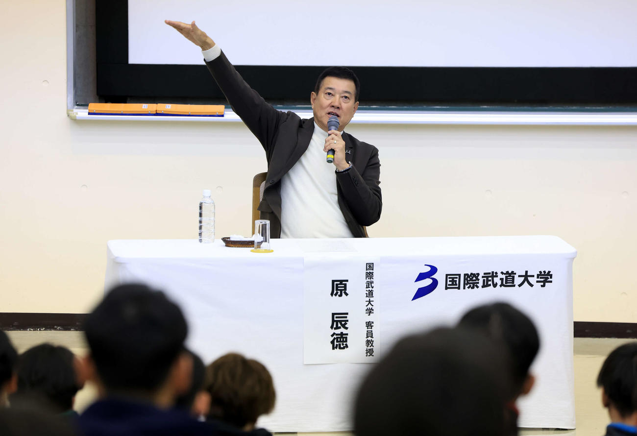 国際武道大スポーツ戦略論の講義で手ぶり身ぶりで話す原辰徳客員教授（撮影・浅見桂子）
