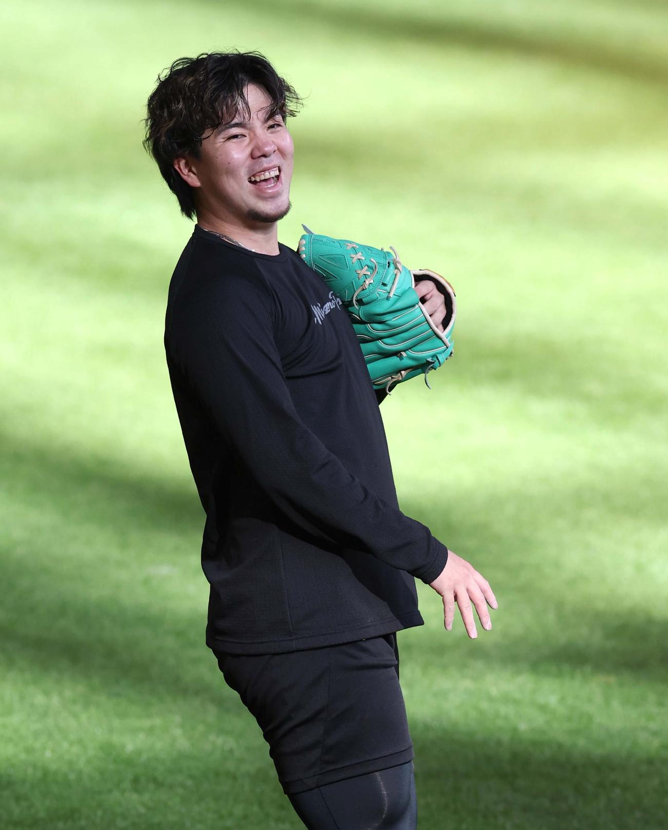 笑顔でキャッチボールする日本ハム金村（撮影・黒川智章）
