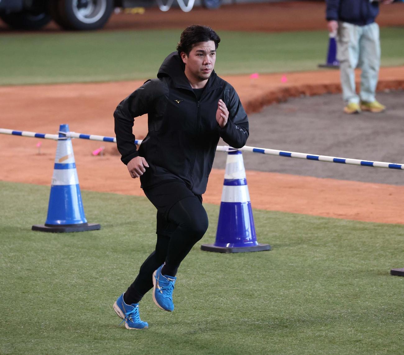 公開自主トレでダッシュする日本ハム金村（撮影・黒川智章）