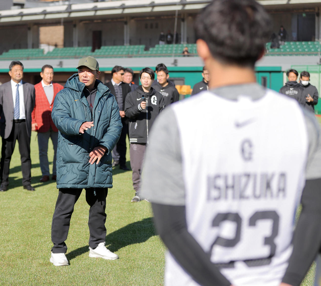 合同自主トレに臨む巨人新人の選手たちに訓示する阿部監督