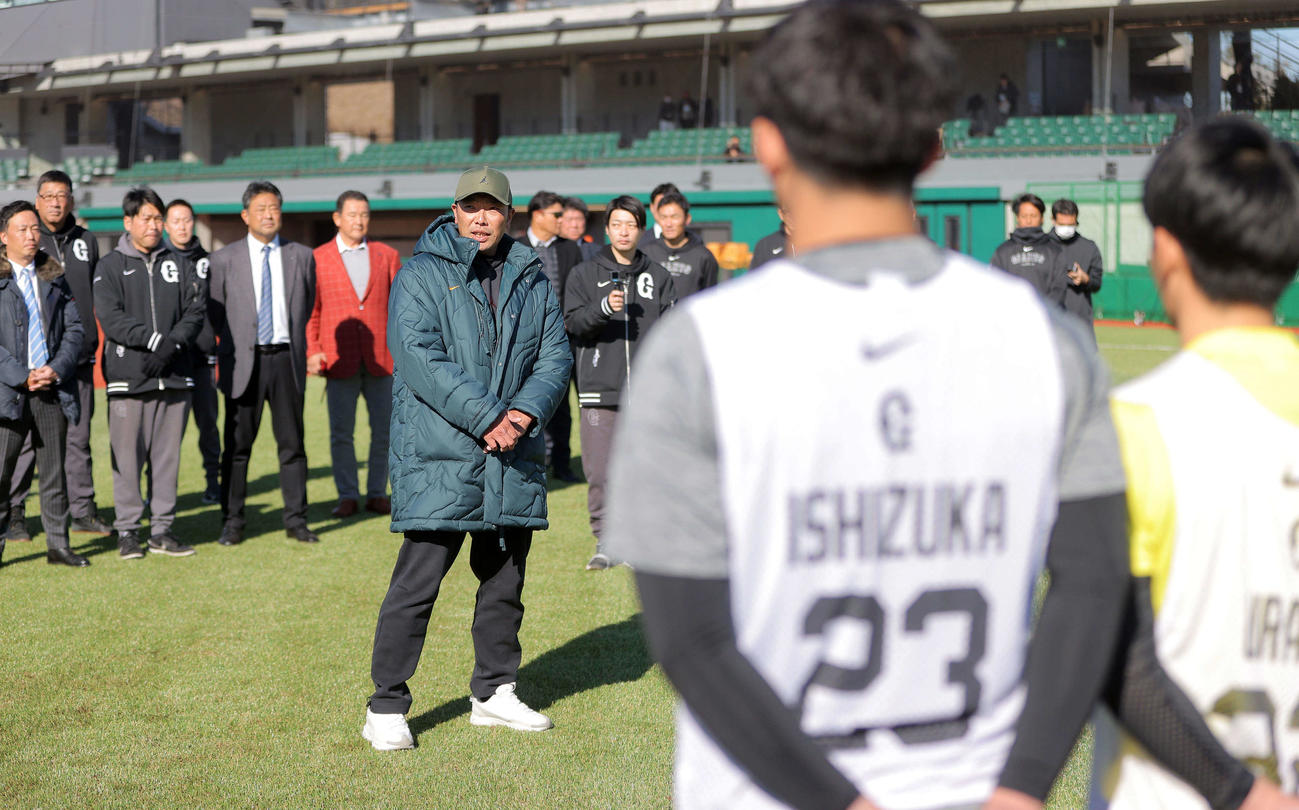 合同自主トレに臨む巨人新人の選手たちに訓示する阿部監督