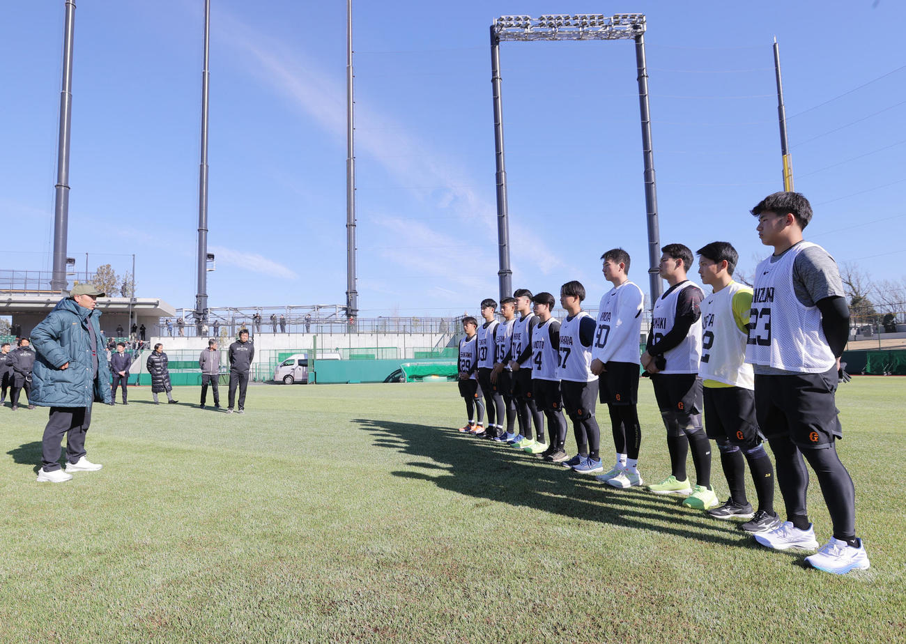 合同自主トレに臨む巨人新人の選手たちに訓示する阿部監督（左）