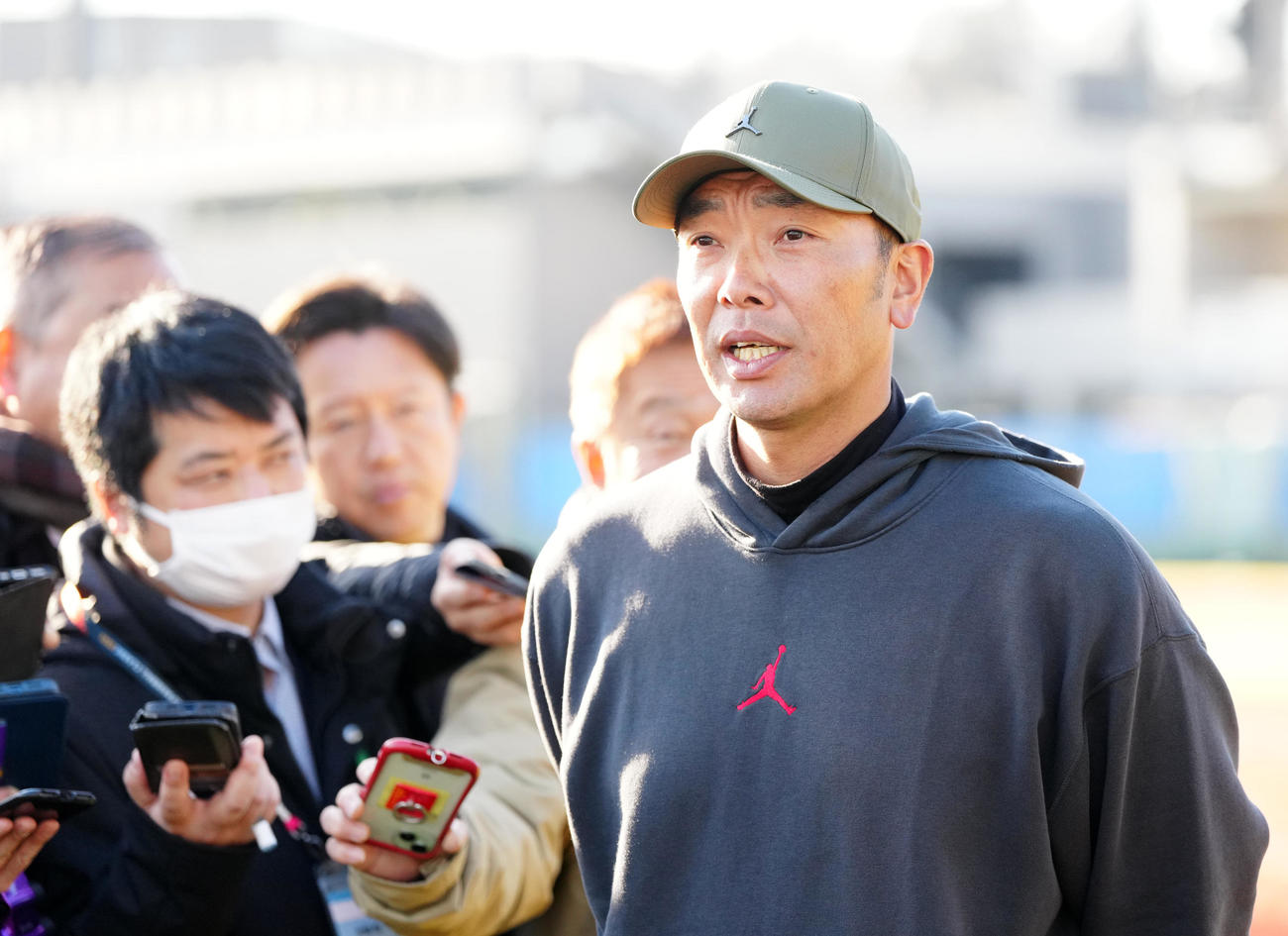 新人合同自主トレ視察後、取材に応じる阿部監督（撮影・江口和貴）