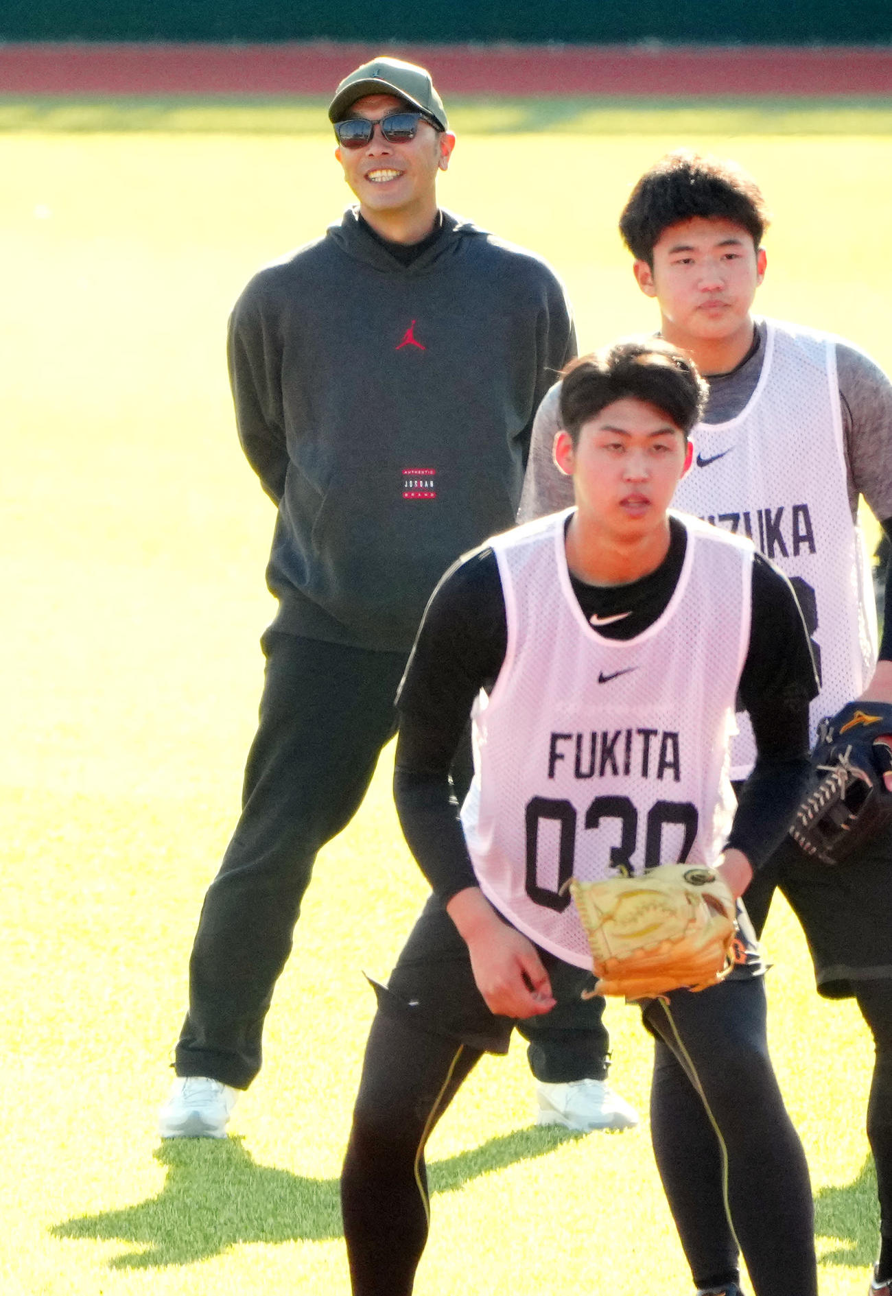 巨人新人合同自主トレを視察する阿部監督。手前左は吹田、同右は石塚（撮影・江口和貴）