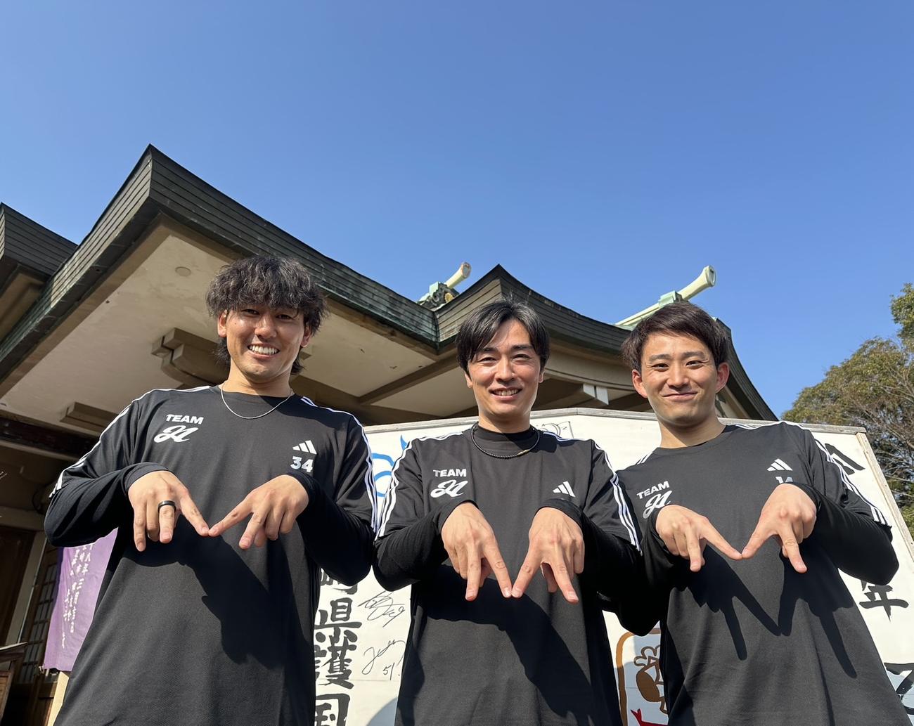 自主トレを公開した左から高野脩、和田氏、小島＝2025年1月14日（球団提供）