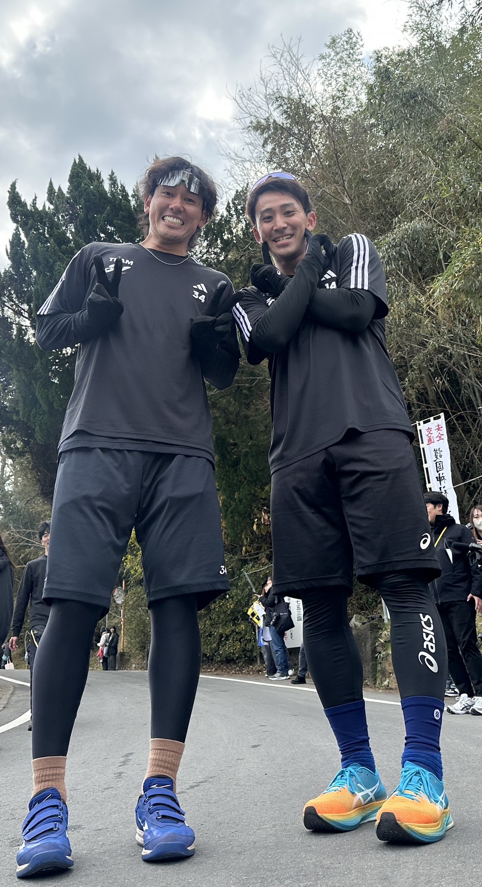 和田毅氏取材の自主トレに参加した高野脩（左）と小島（球団提供）