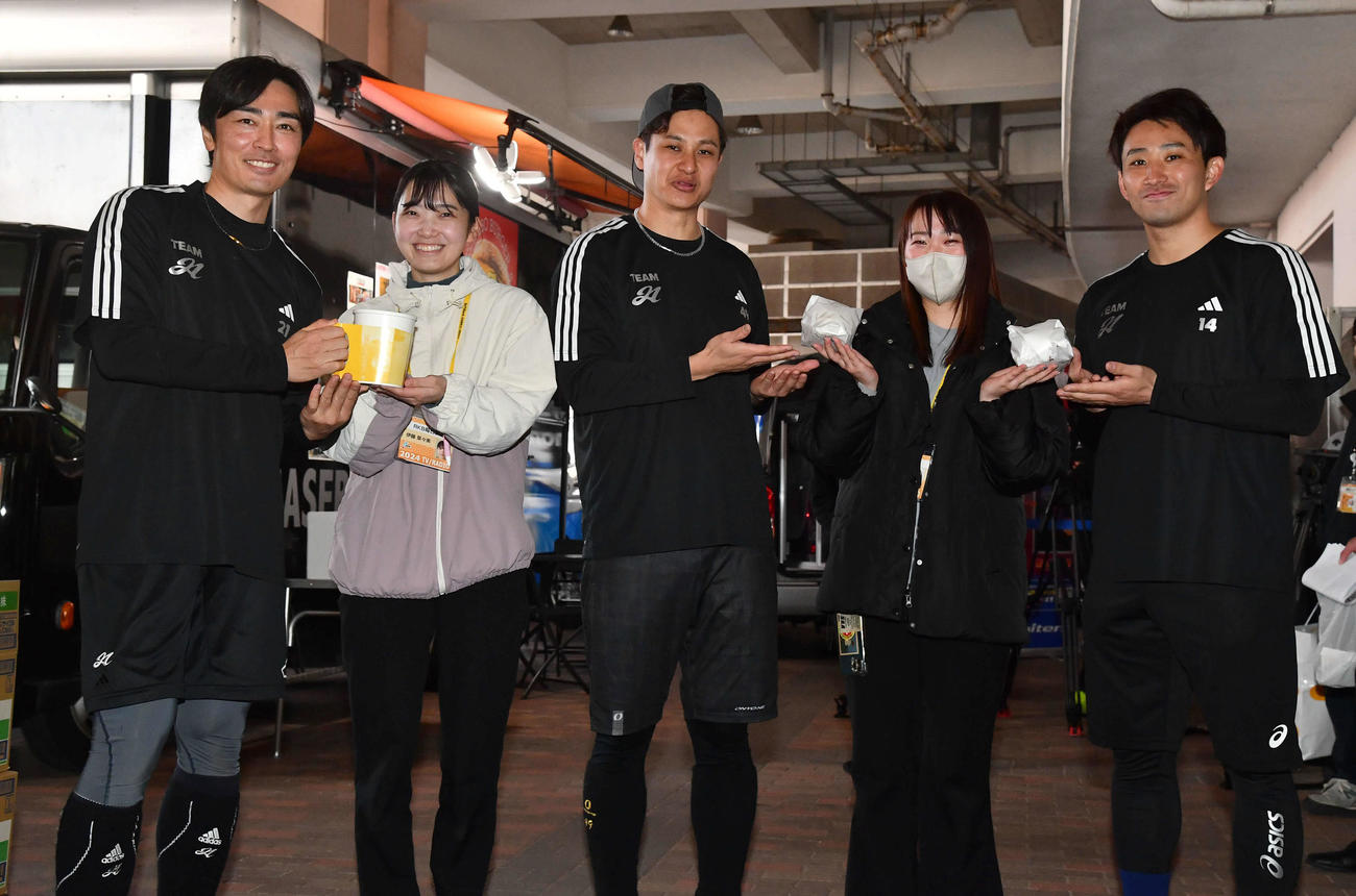 報道陣と観客にちゃんぽんと佐世保バーガーを差し入れした和田毅氏（左）、阪神大竹（中央）、ロッテ小島（右）（撮影・岩下翔太）