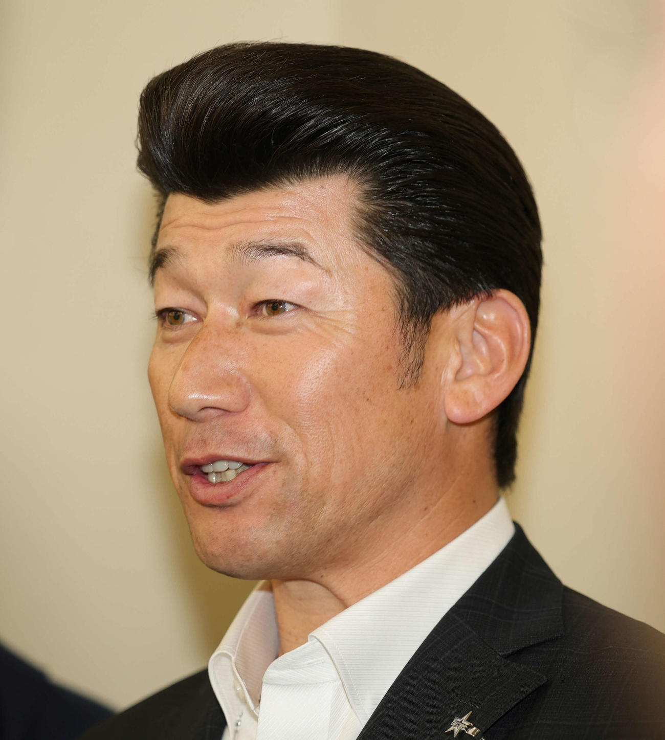 スタッフミーティングを終え取材対応するDeNA三浦監督（撮影・野上伸悟）