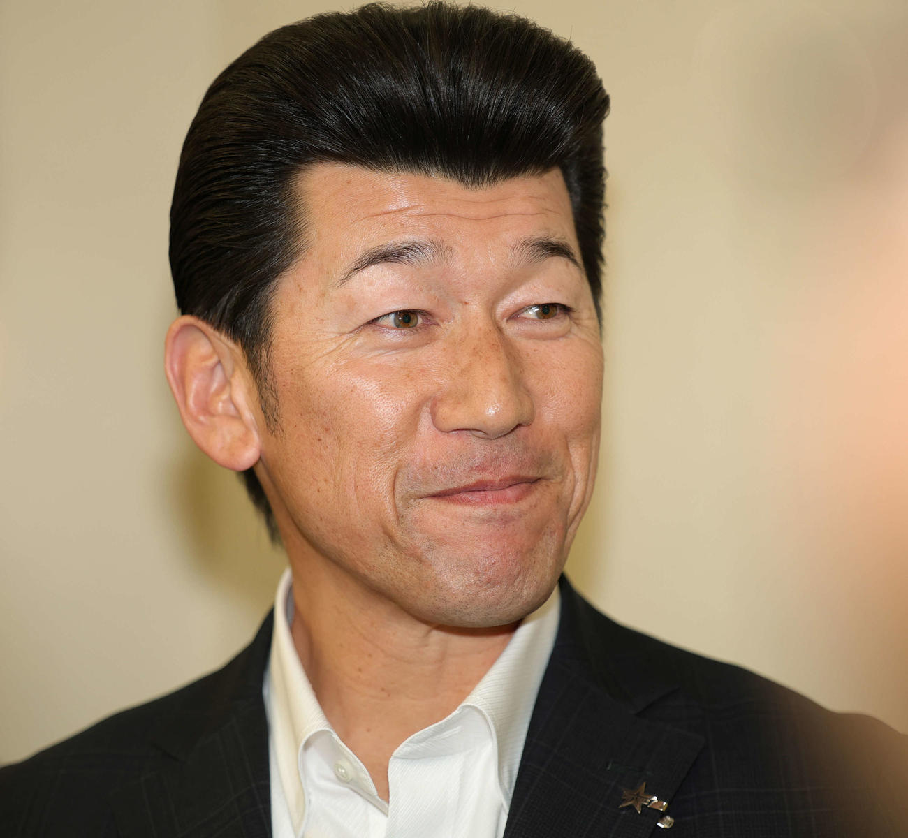 スタッフミーティングを終え取材対応するDeNA三浦監督（撮影・野上伸悟）