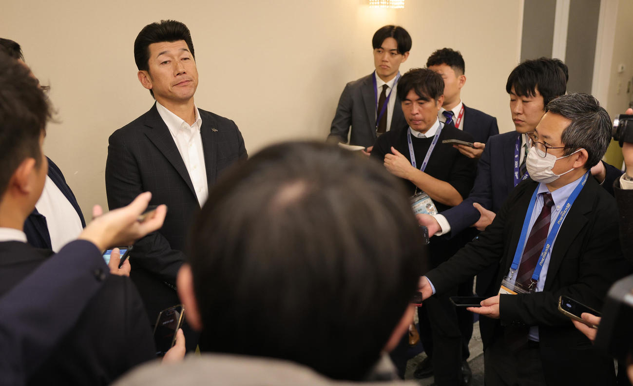 スタッフミーティングを終え取材対応するDeNA三浦監督（撮影・野上伸悟）
