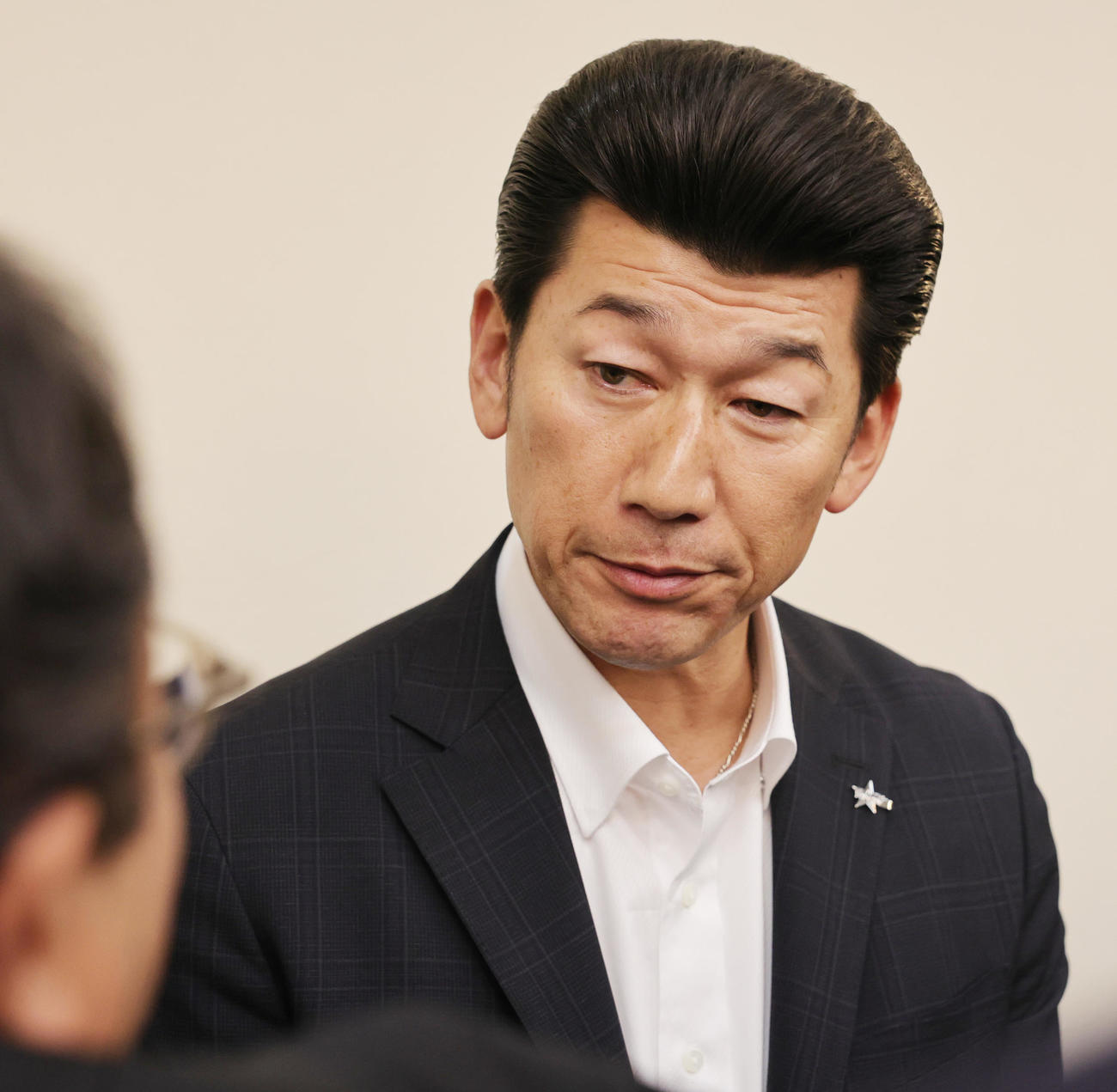 スタッフミーティングを終え取材対応するDeNA三浦監督（撮影・野上伸悟）