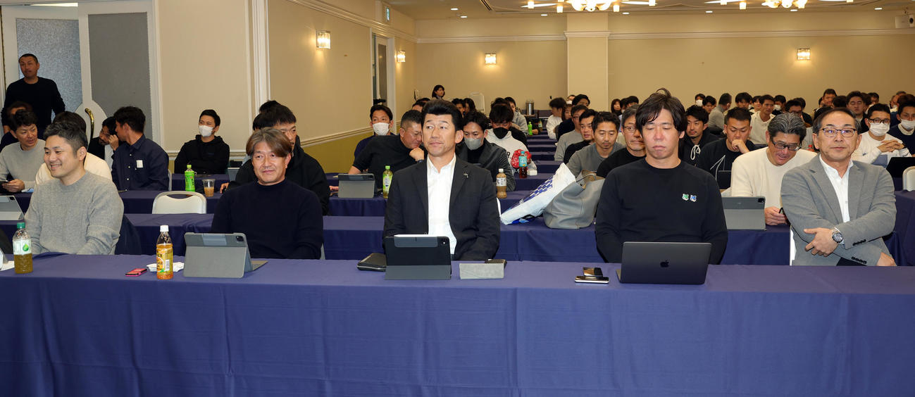 スタッフミーティングを行う、前列左から萩原チーム統括本部長、万永野手コーディネーター、三浦監督、桑原2軍監督、進藤1軍ベンチコーチらDeNAのスタッフ（撮影・野上伸悟）