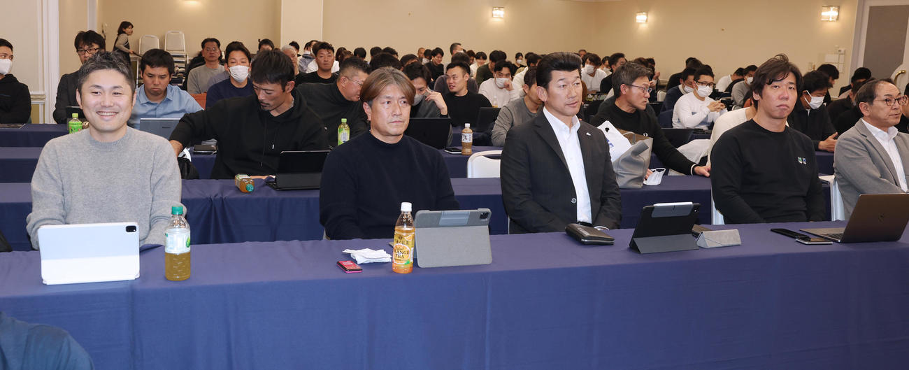 スタッフミーティングを行う、前列左から萩原チーム統括本部長、万永野手コーディネーター、三浦監督、桑原2軍監督、進藤1軍ベンチコーチらDeNAのスタッフ（撮影・野上伸悟）