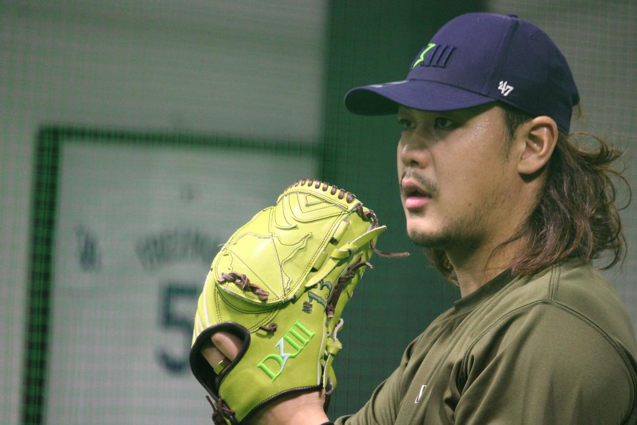 メジャーリーガーのユニホームが飾られたブルペンで投げ込む西武高橋（撮影・金子真仁）