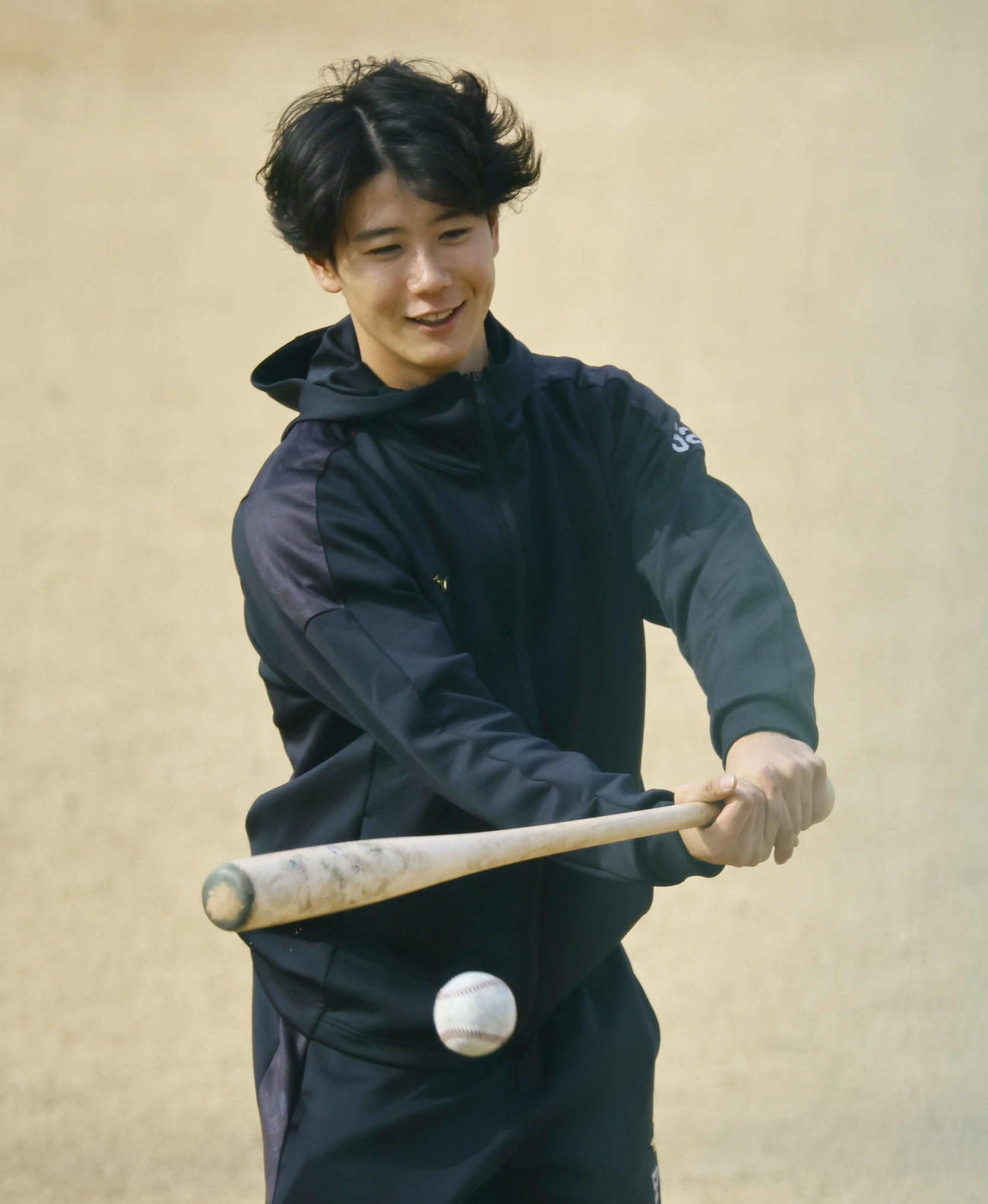 自主トレでトス打撃をする阪神山田（撮影・藤尾明華）