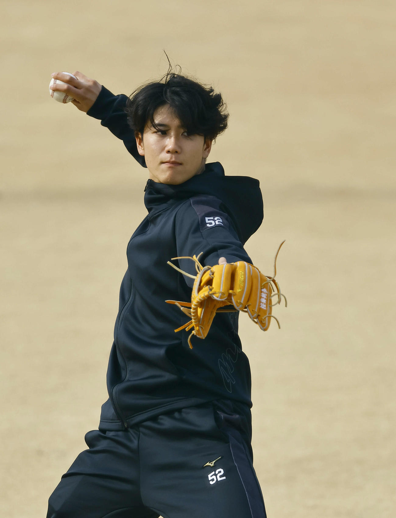 自主トレでキャッチボールをする阪神山田（撮影・藤尾明華）