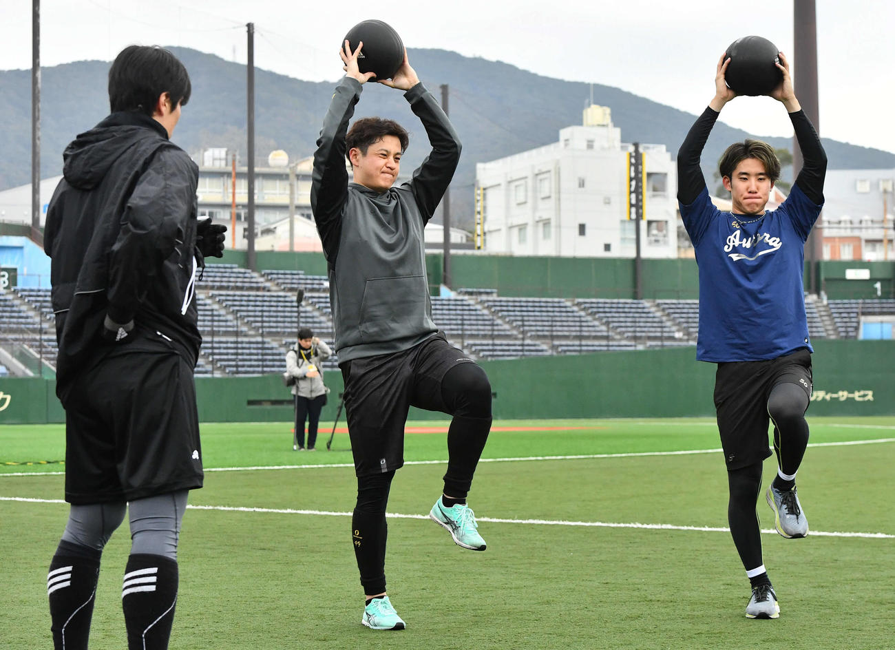 和田毅氏（左）とトレーニングを行う阪神大竹（中央）と富田（撮影・岩下翔太）