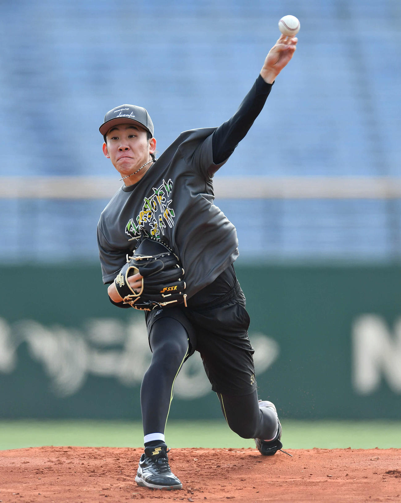 マウンドから投げ込む阪神富田（撮影・岩下翔太）
