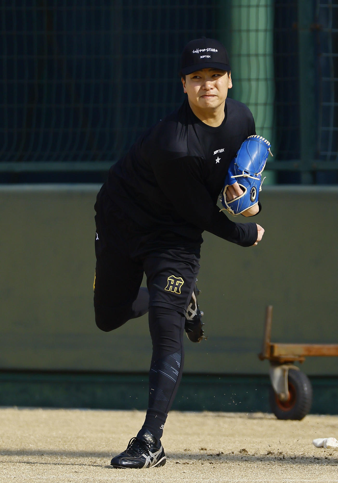 自主トレでキャッチボールをする阪神漆原（撮影・藤尾明華）