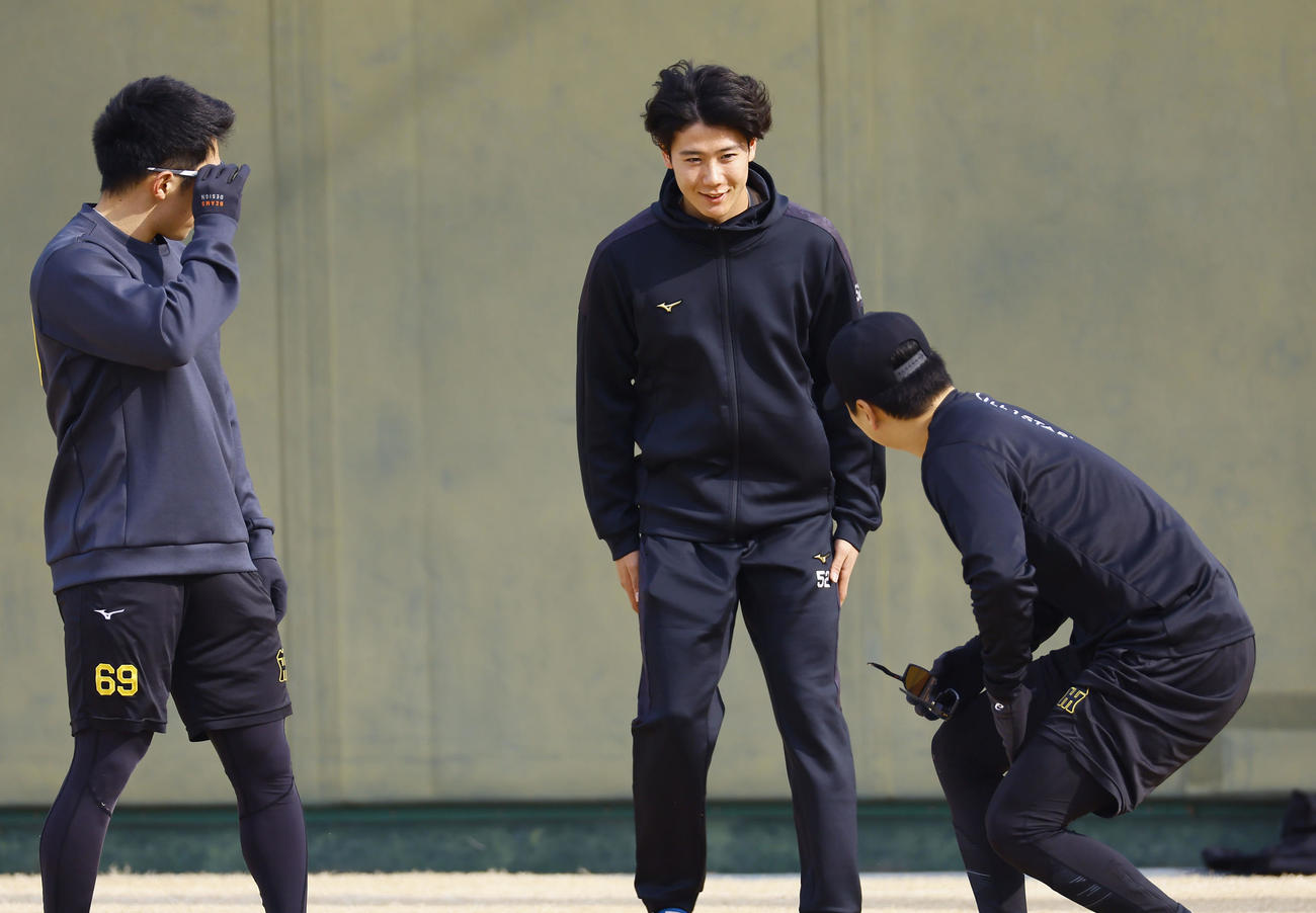 自主トレに訪れ漆原（右）と石井（左）にあいさつする阪神山田（撮影・藤尾明華）