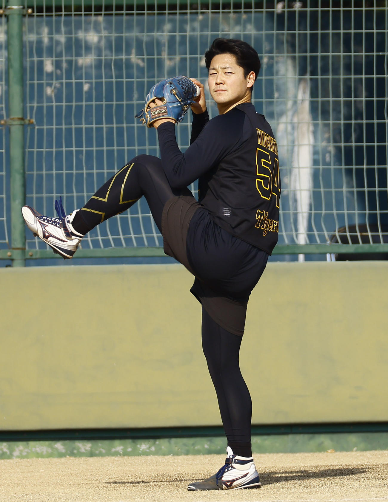 新人合同自主トレでキャッチボールをする阪神木下（撮影・藤尾明華）